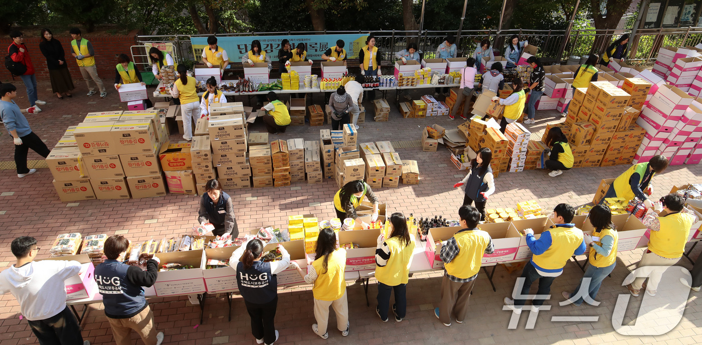 (부산=뉴스1) 윤일지 기자 = 6일 오후 부산 영도구 상리종합사회복지관에서 부산혁신도시 이전공공기관 직원들이 '희망상자 만들기' 봉사활동을 하고 있다.부산시와 사회복지공동모금회, …