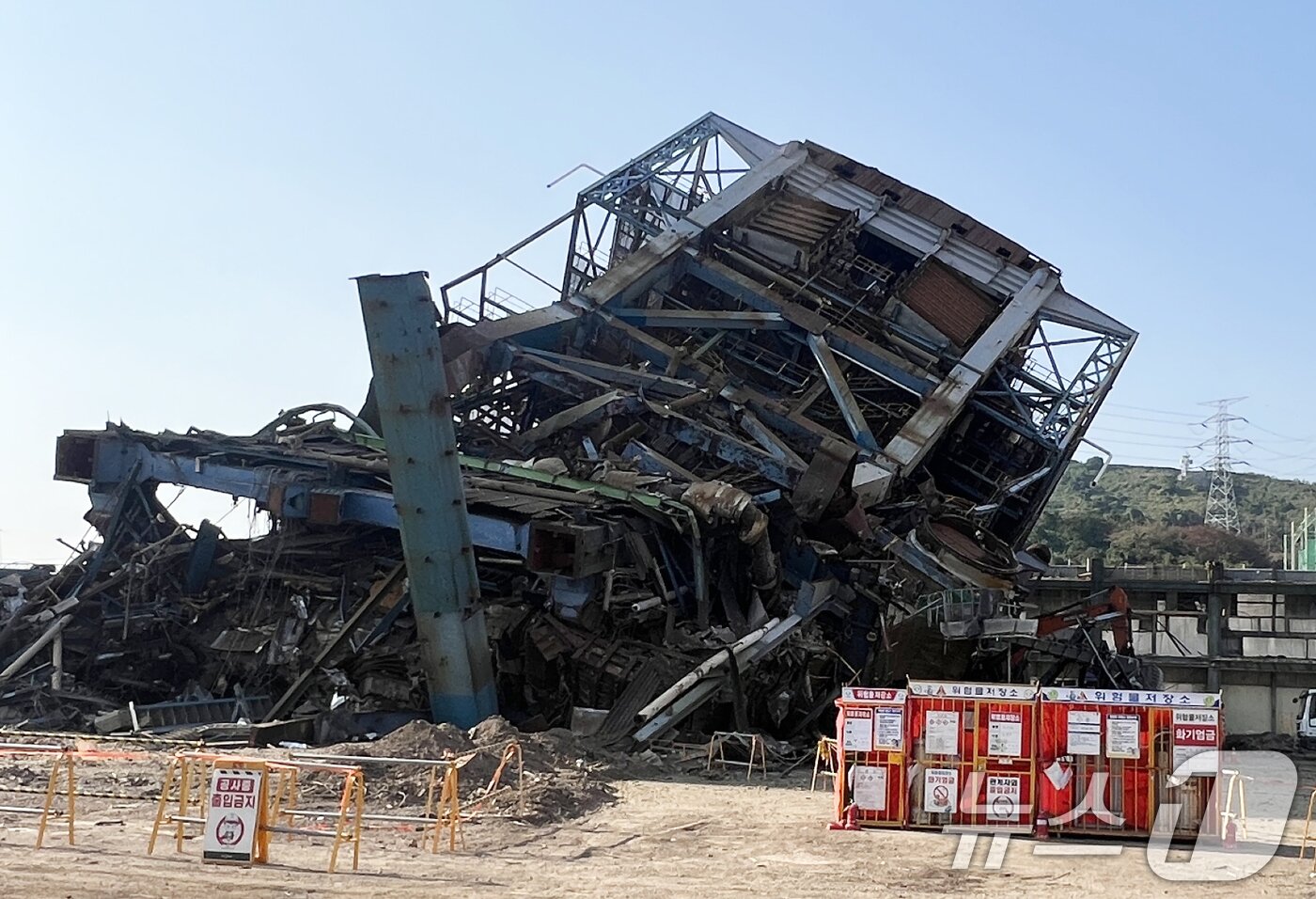본문 이미지 - 6일 오후 울산 남구 용잠로 울산화력발전소 내 구조물이 붕괴돼 있다.  &#40;독자 제공. 재판매 및 DB 금지&#41; 2025.11.6/뉴스1 ⓒ News1 조민주 기자