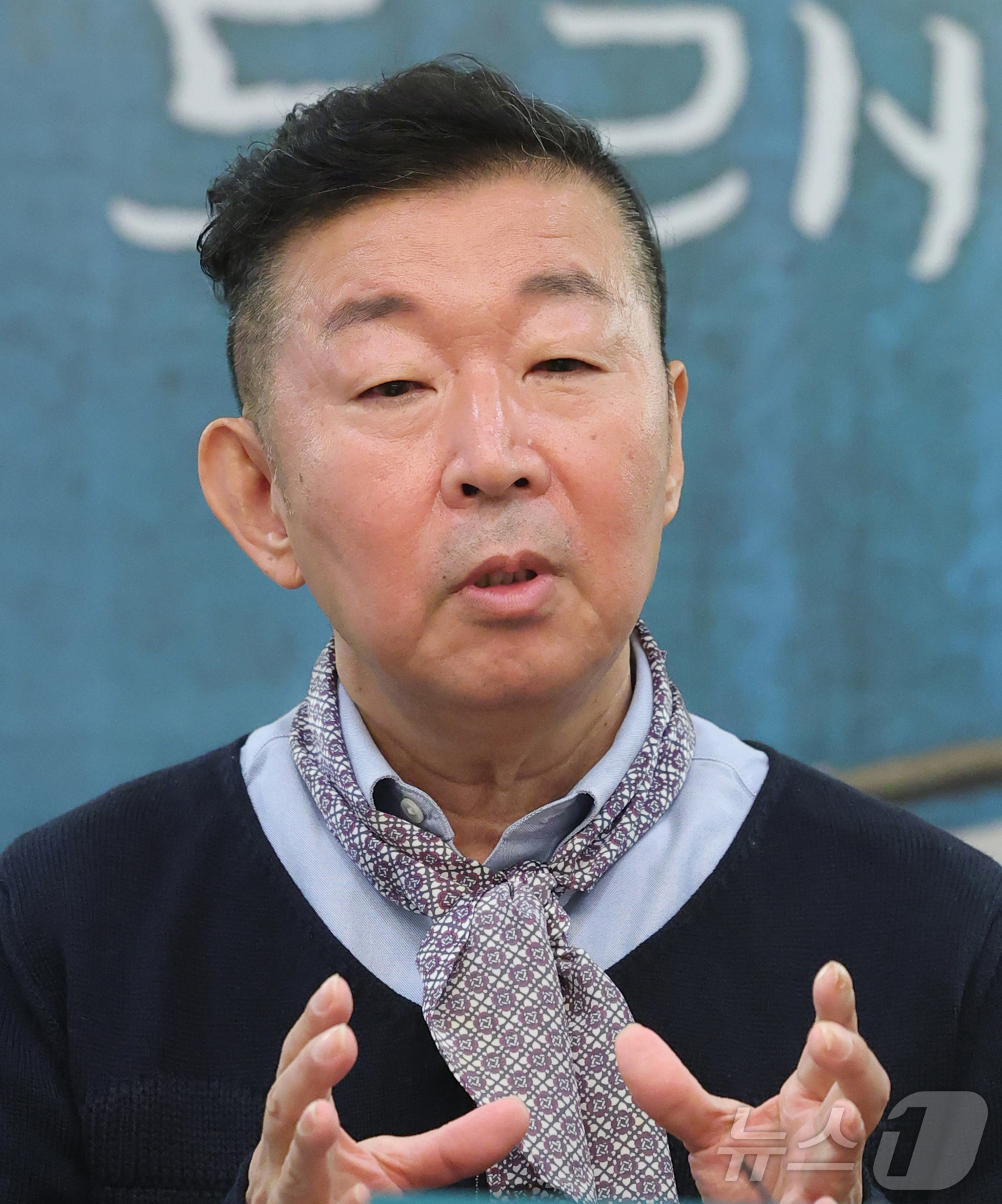 (서울=뉴스1) 권현진 기자 = 극작가 겸 연출가 정의신이 6일 서울 서초구 예술의전당에서 한·일수교 60주년 기념 연극 ‘야끼니꾸 드래곤:용길이네 곱창집’ 관련 라운드 인터뷰를 …