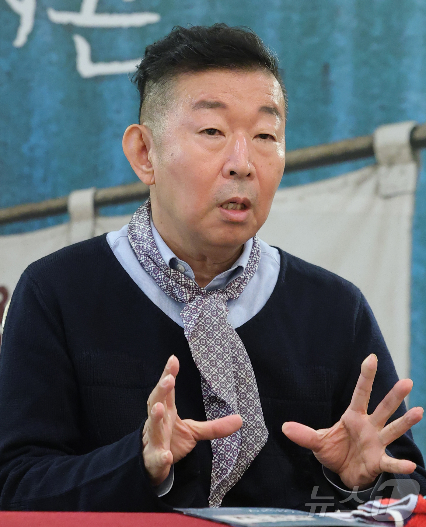 (서울=뉴스1) 권현진 기자 = 극작가 겸 연출가 정의신이 6일 서울 서초구 예술의전당에서 한·일수교 60주년 기념 연극 ‘야끼니꾸 드래곤:용길이네 곱창집’ 관련 라운드 인터뷰를 …