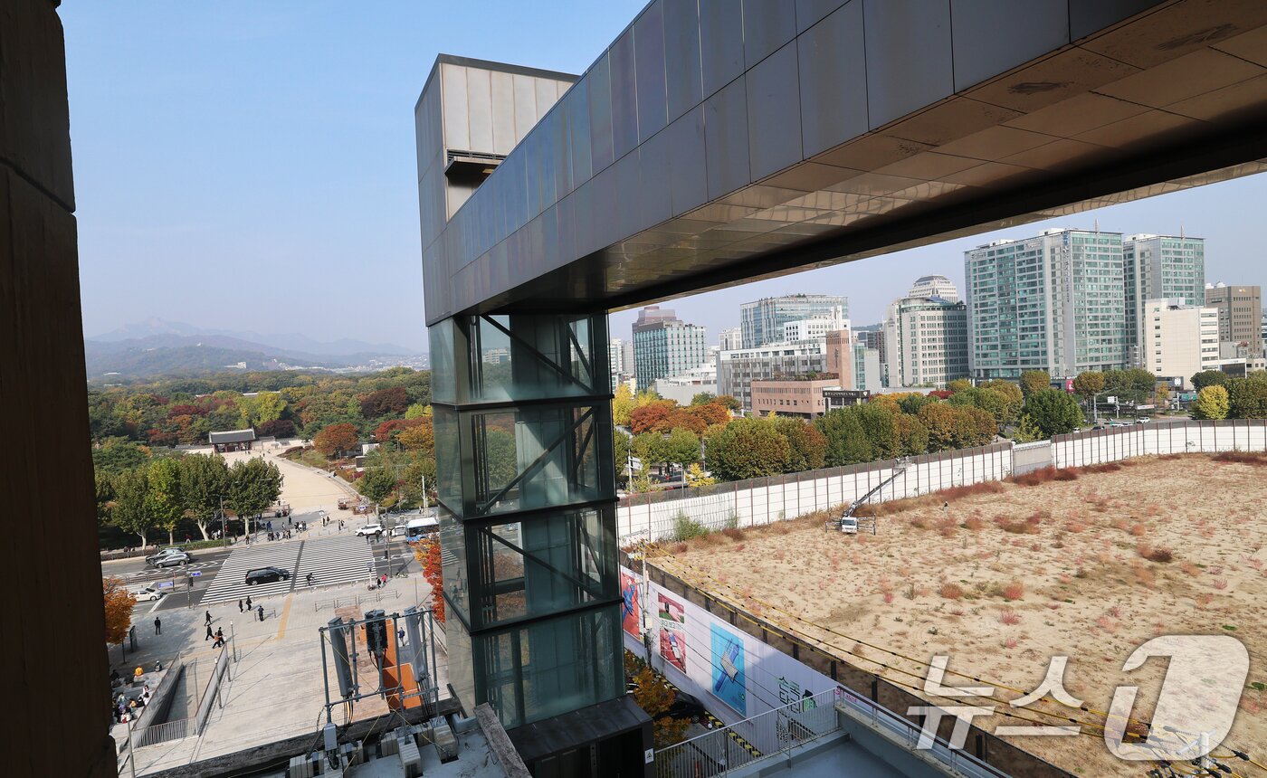 본문 이미지 - 서울시가 국가유산청과 협의 없이 문화유산 인근 건설공사를 규제하는 조례 조항을 삭제한 것은 위법하지 않다는 대법원 판단이 지난 6일 나왔다. 사진은 이날 오후 서울 종로구 종묘와 세운 4구역 재개발 공사 현장 모습. 2025.11.6/뉴스1 ⓒ News1 오대일 기자