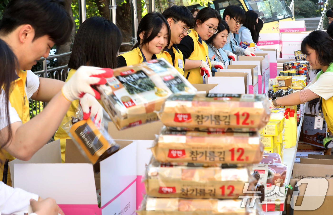 (부산=뉴스1) 윤일지 기자 = 6일 오후 부산 영도구 상리종합사회복지관에서 부산혁신도시 이전공공기관 직원들이 '희망상자 만들기' 봉사활동을 하고 있다.부산시와 사회복지공동모금회, …