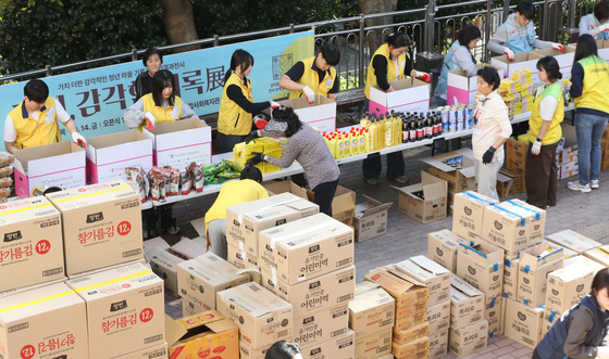 취약 계층에 전달할 희망상자 제작