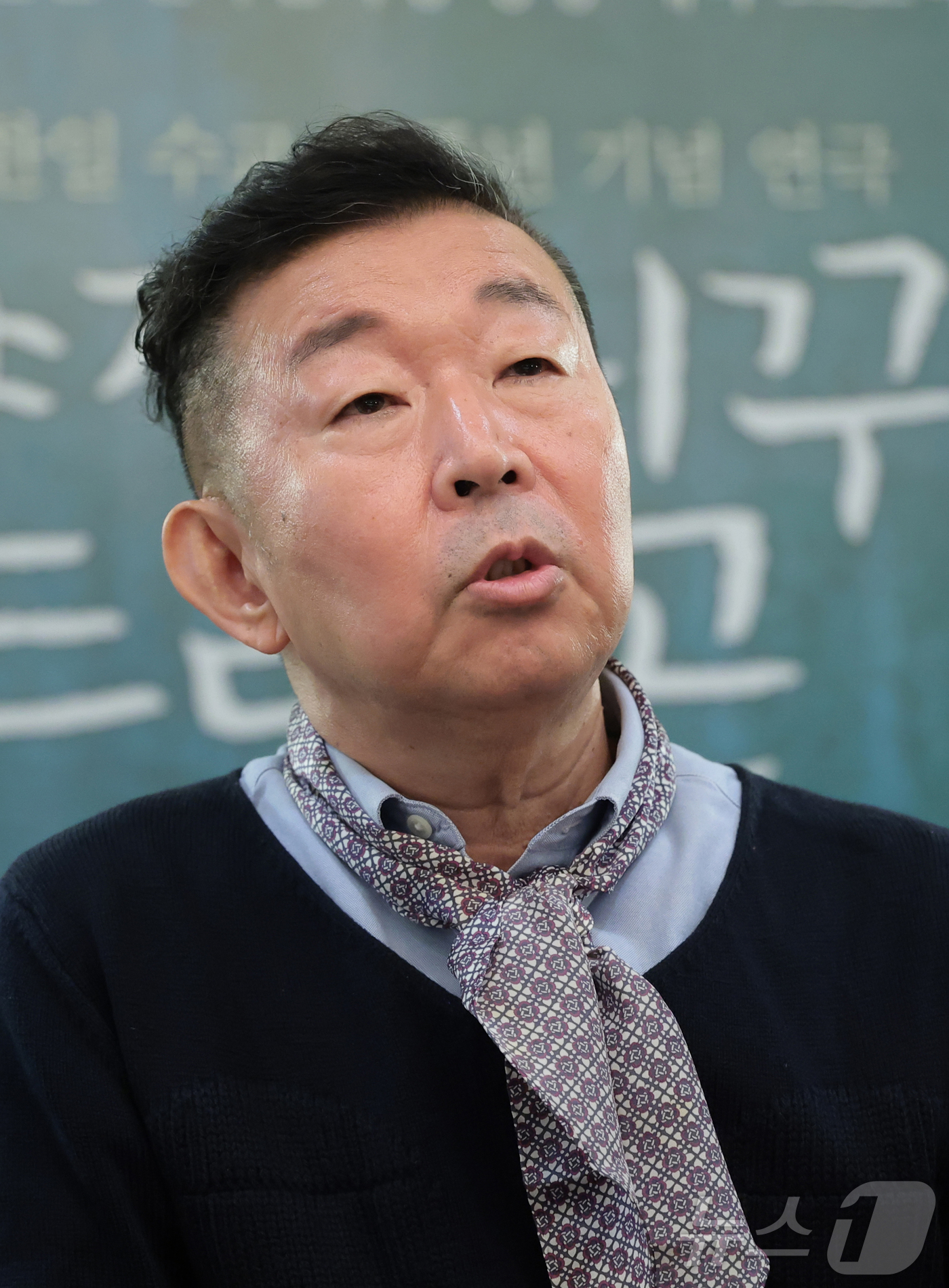 (서울=뉴스1) 권현진 기자 = 극작가 겸 연출가 정의신이 6일 서울 서초구 예술의전당에서 한·일수교 60주년 기념 연극 ‘야끼니꾸 드래곤:용길이네 곱창집’ 관련 라운드 인터뷰를 …