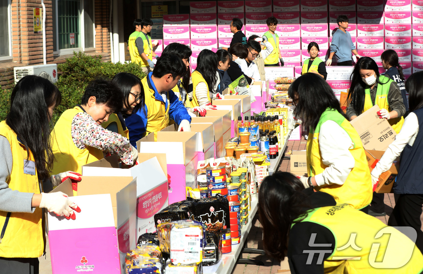 (부산=뉴스1) 윤일지 기자 = 6일 오후 부산 영도구 상리종합사회복지관에서 부산혁신도시 이전공공기관 직원들이 '희망상자 만들기' 봉사활동을 하고 있다.부산시와 사회복지공동모금회, …