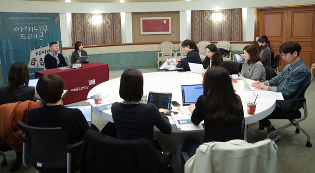 라운드 인터뷰 하는 극작가 정의신