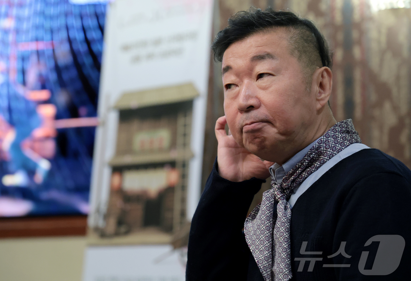 (서울=뉴스1) 권현진 기자 = 극작가 겸 연출가 정의신이 6일 서울 서초구 예술의전당에서 한·일수교 60주년 기념 연극 ‘야끼니꾸 드래곤:용길이네 곱창집’ 관련 라운드 인터뷰를 …