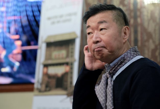 인터뷰 하는 극작가 정의신