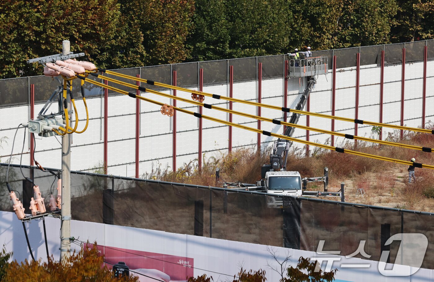 본문 이미지 - 서울시가 국가유산청과 협의 없이 문화유산 인근 건설공사를 규제하는 조례 조항을 삭제한 것은 위법하지 않다는 대법원 판단이 6일 나왔다. 이번 판결로 서울시가 지난달 30일 고시한 유네스코 세계문화유산 종묘 앞 세운 4구역 재개발 계획도 탄력을 받을 전망이다. 서울시는 세운 4구역의 건물 최고 높이를 기존 71.9m에서 141.9m로 상향 조정했다. 사진은 이날 오후 서울 종로구 종묘 앞 세운 4구역 재개발 공사 현장 모습. 2025.11.6/뉴스1 ⓒ News1 오대일 기자