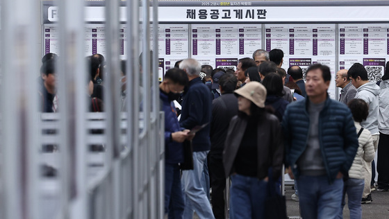 붐비는 일자리 박람회