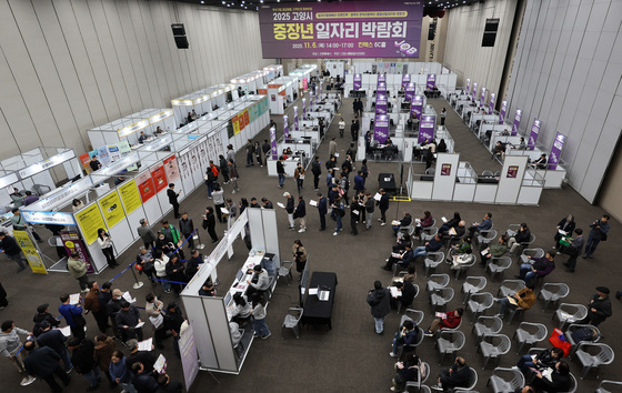 법정 정년 연장 가능성에 붐비는 중장년 일자리 박람회