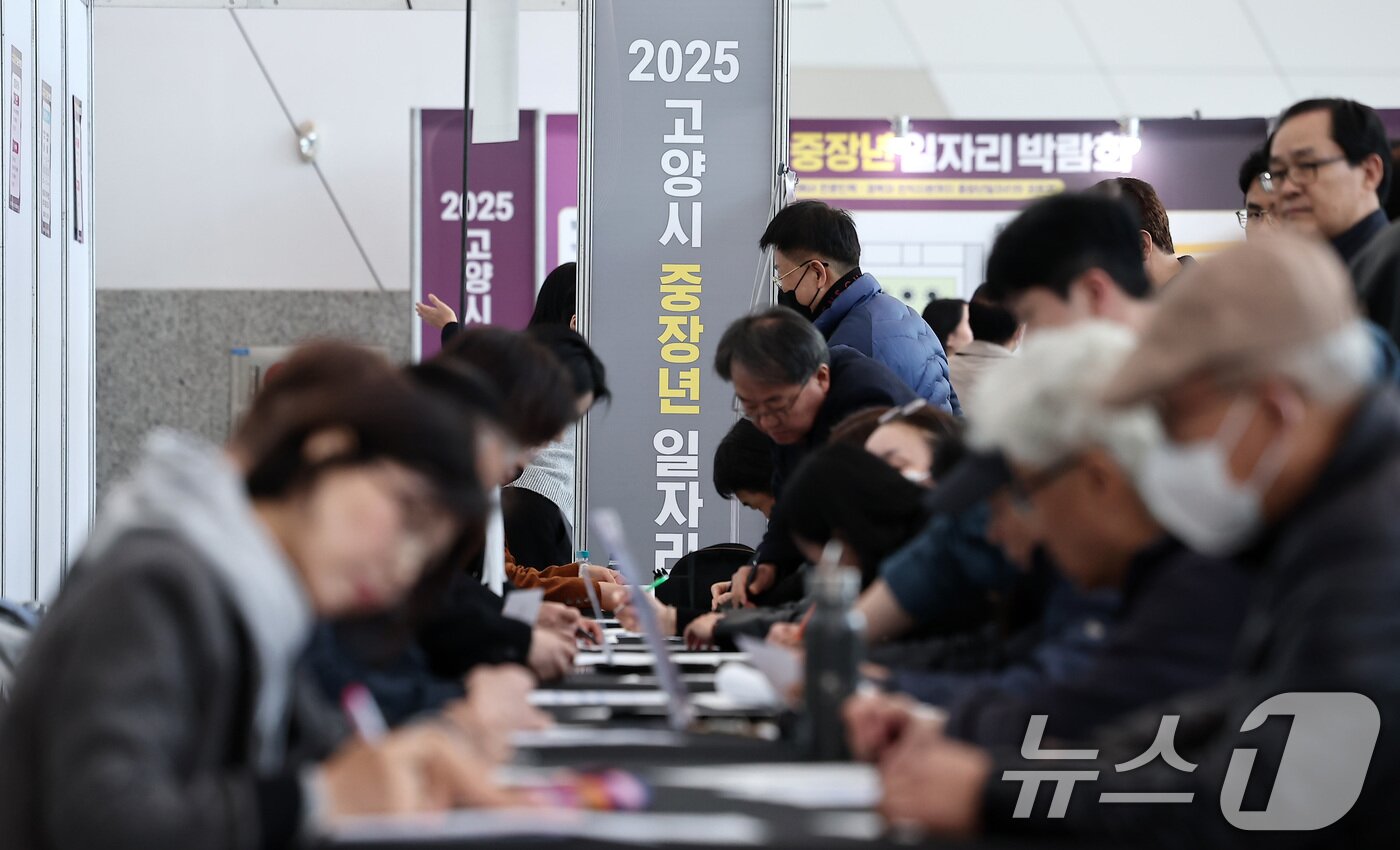 본문 이미지 - 6일 경기도 고양시 킨텍스에서 열린 2025 고양시 중장년 일자리 박람회에서 구직자들이 이력서를 작성하고 있다. 2025.11.6 ⓒ 뉴스1 김성진 기자