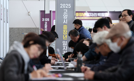 정년 연장 가능성에 붐비는 일자리 박람회