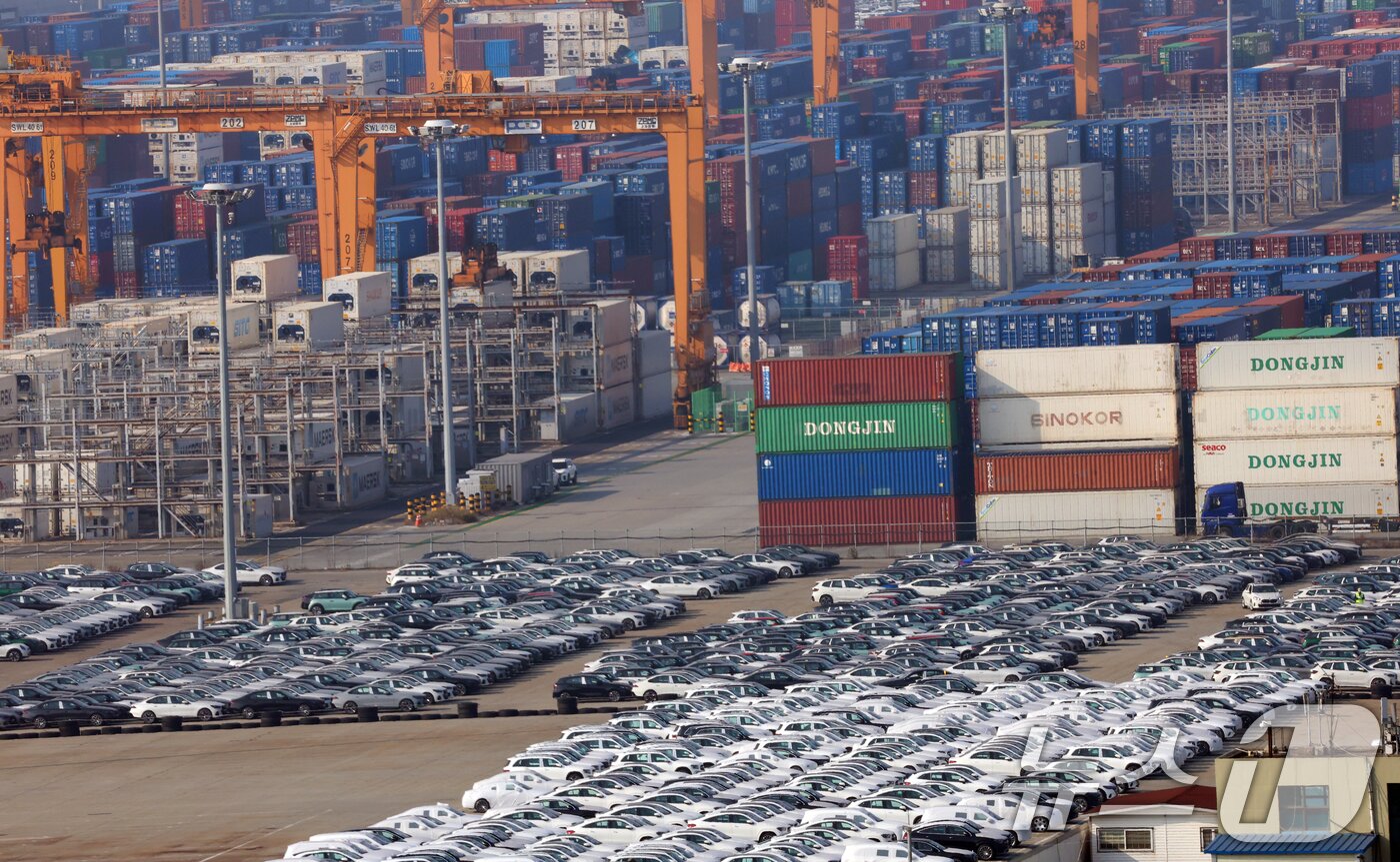 본문 이미지 - 한국은행이 6일 발표한 &#39;2025년 9월 국제수지&#39;에 따르면, 경상수지는 134억 7000만 달러 흑자로 잠정 집계됐다. 월별 경상수지로는 역대 2위, 9월 기준으로는 최대 규모다. 흑자 규모는 지난해 같은 달&#40;112억 9000만 달러&#41;보다 21억 9000만 달러 늘고, 전월인 8월&#40;91억 5000만 달러&#41;보다는 43억 2000만 달러 증가했다. 반도체를 중심으로 자동차 등 비&#40;非&#41;IT 분야의 수출까지 늘면서 흑자폭이 확대됐다. 사진은 이날 평택항 모습. 2025.11.6/뉴스1 ⓒ News1 김명섭 기자