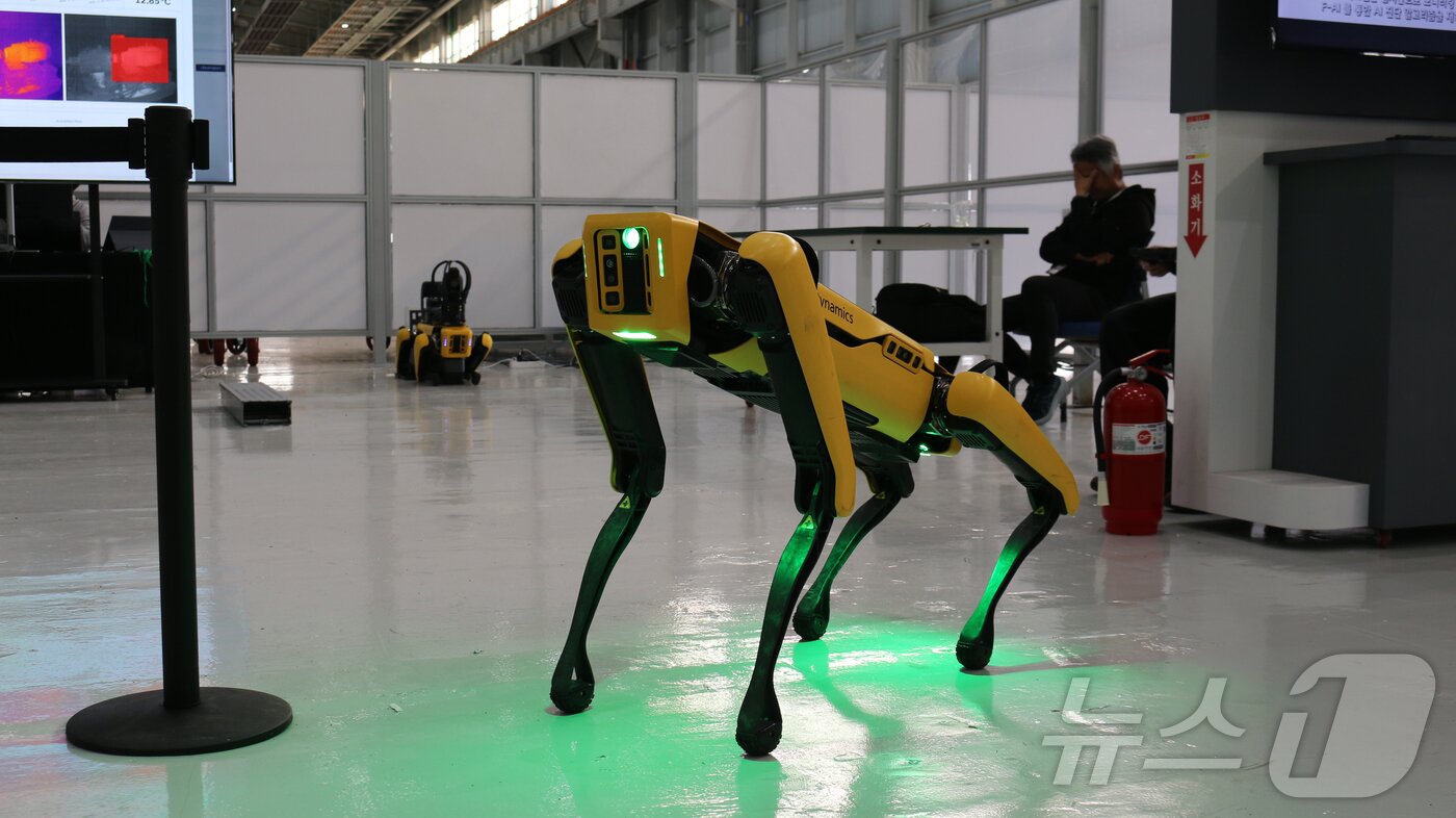 본문 이미지 - 현대자동차와 기아가 제조 기술의 현재와 미래 비전을 총망라한 &#39;E-FOREST TECH DAY&#40;이포레스트 테크 데이&#41; 2025’를 화성과 울산 사업장에서 성황리에 마무리했다고 6일 밝혔다. 사진은 보스턴 다이나믹스의 4족 보행 로봇 &#39;SPOT&#39;이 공장을 자율 순찰하며 다양한 센서로 설비 상태를 실시간 모니터링하는 모습. &#40;현대차·기아 제공. 재판매 및 DB 금지&#41; 2025.11.6/뉴스1