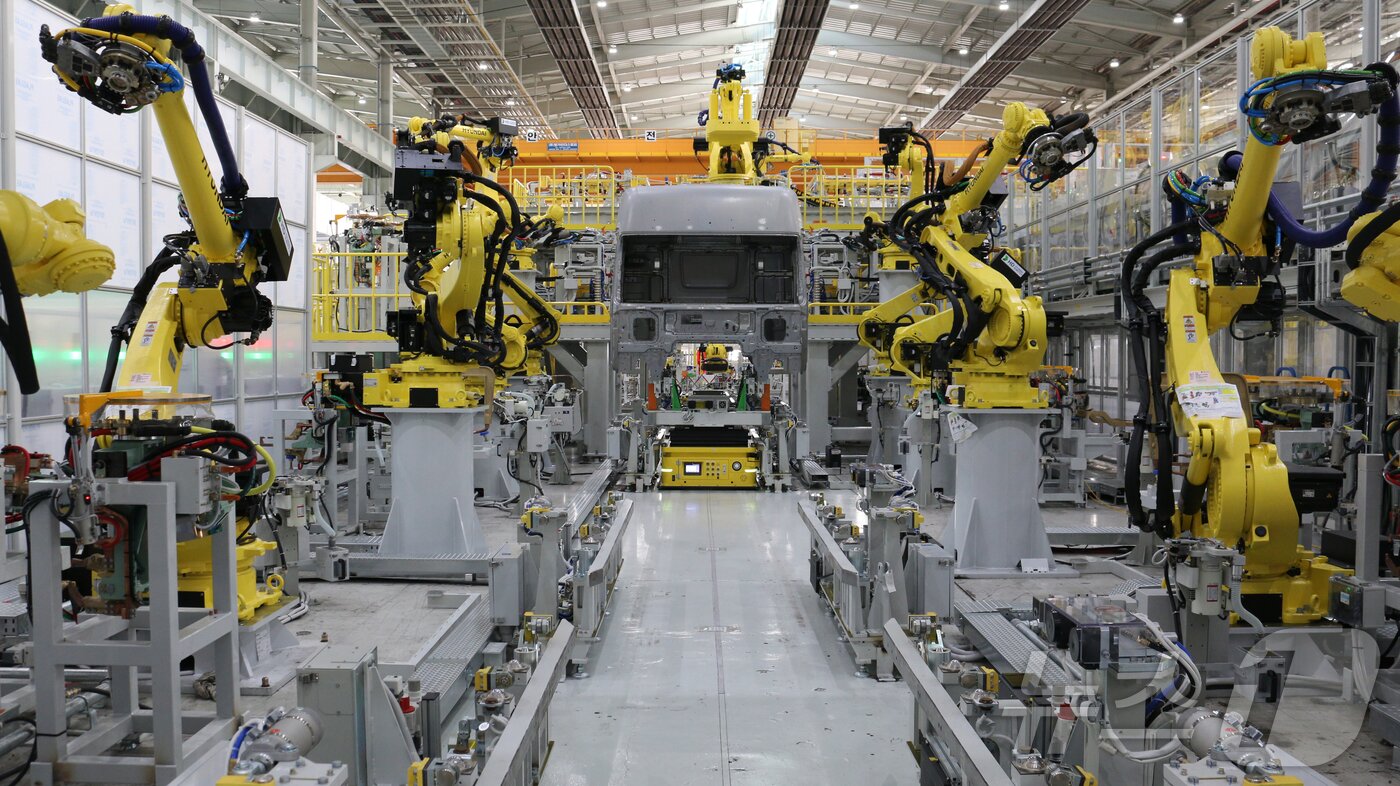 본문 이미지 - 현대자동차와 기아가 제조 기술의 현재와 미래 비전을 총망라한 'E-FOREST TECH DAY(이포레스트 테크 데이) 2025’를 화성과 울산 사업장에서 성황리에 마무리했다고 6일 밝혔다. 사진은 '고가반 로봇 활용 AGV 차체 라인'은 기존의 기계식 셔틀 대신 무인 운반차(AGV). (현대차·기아 제공. 재판매 및 DB 금지) 2025.11.6/뉴스1