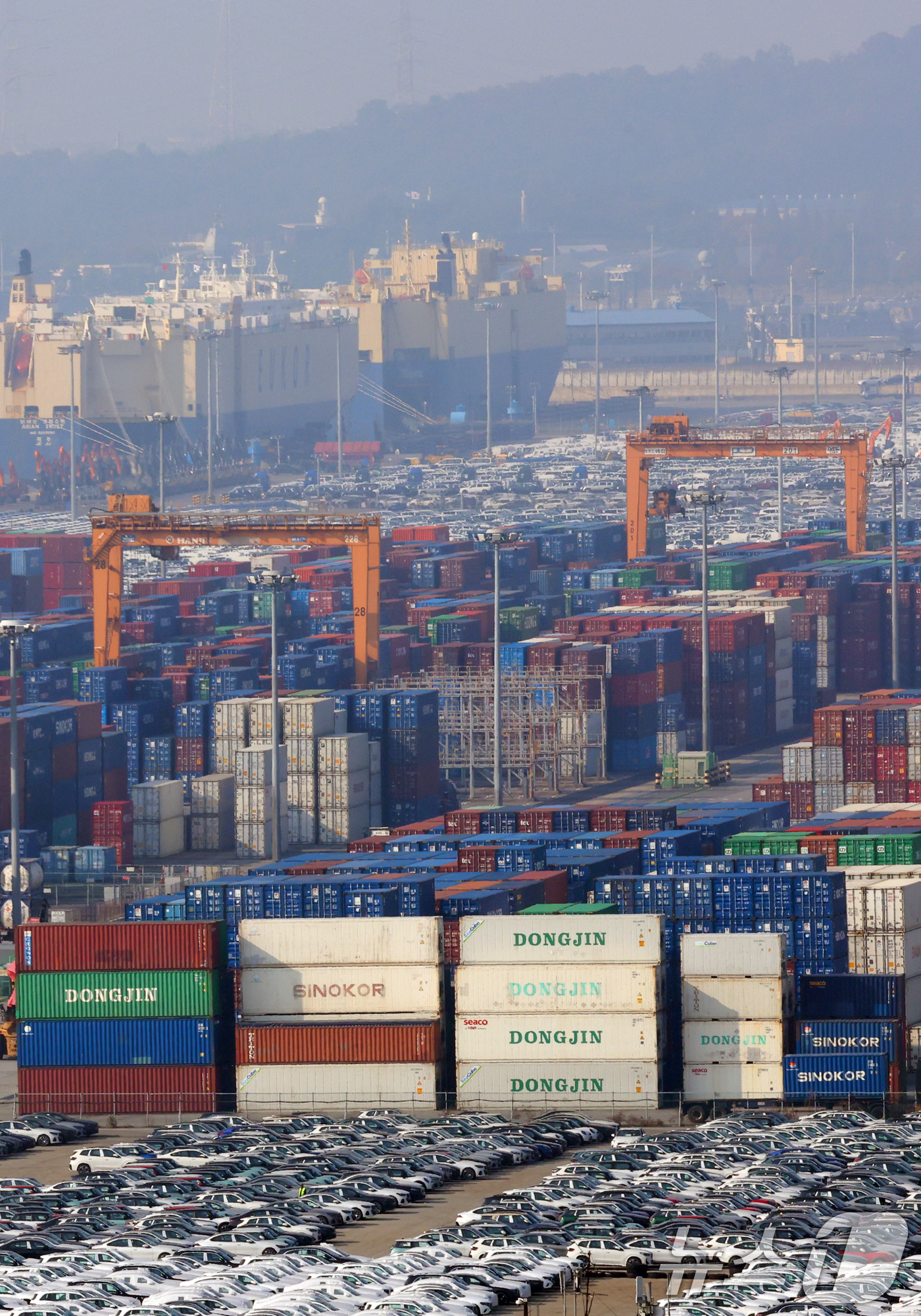 (평택=뉴스1) 김명섭 기자 = 한국은행이 6일 발표한 '2025년 9월 국제수지'에 따르면, 경상수지는 134억 7000만 달러 흑자로 잠정 집계됐다. 월별 경상수지로는 역대 2 …