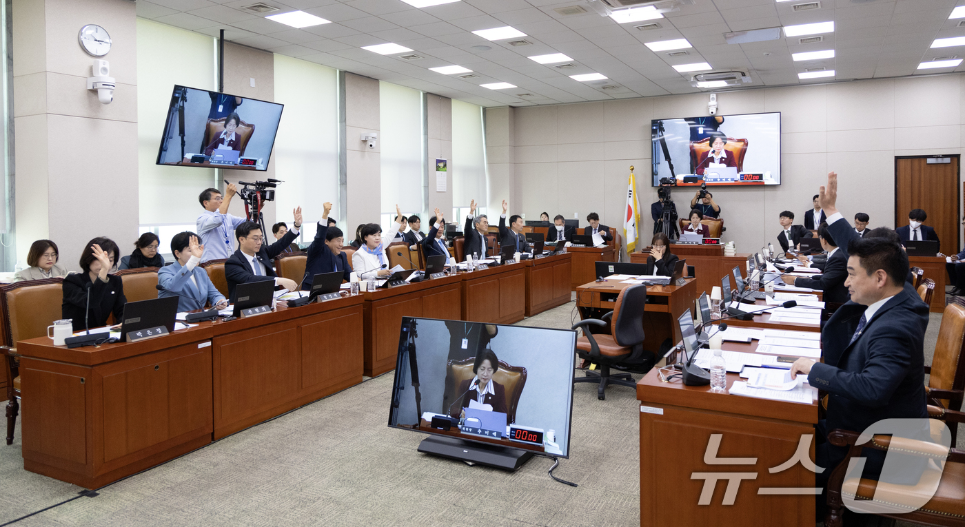 (서울=뉴스1) 이승배 기자 = 6일 서울 여의도 국회에서 열린 법제사법위원회 제429회국회(정기회) 제12차 전체회의에서 항공안전법 일부개정법률법안 등에 대한 토론 종결 거수투표 …