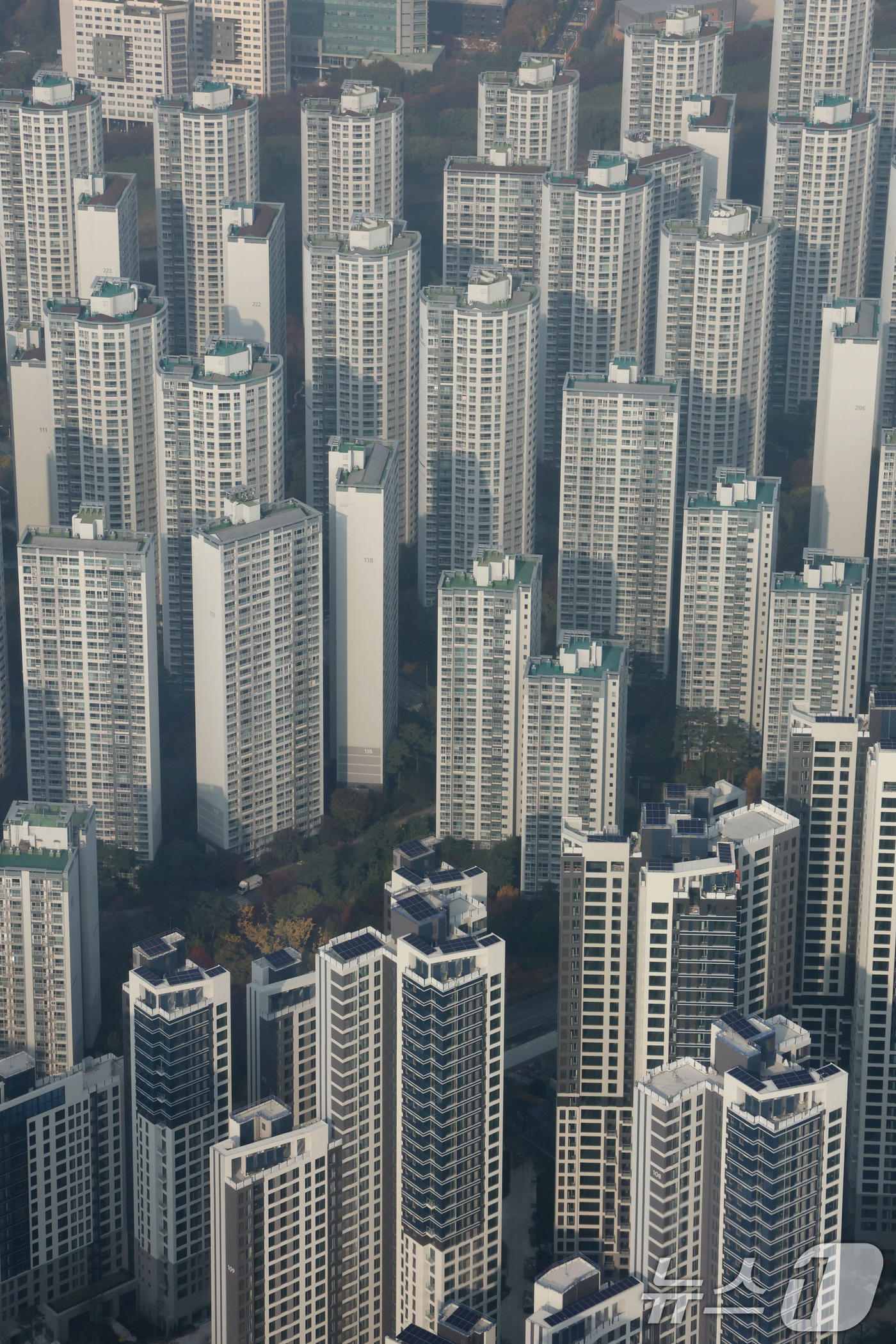 (서울=뉴스1) 이광호 기자 = 10·15 부동산 대책 시행 이후 서울 아파트 평균 매매 가격 상승세가 2주 연속 둔화한 것으로 나타났다.6일 한국부동산원이 발표한 11월 1주(1 …