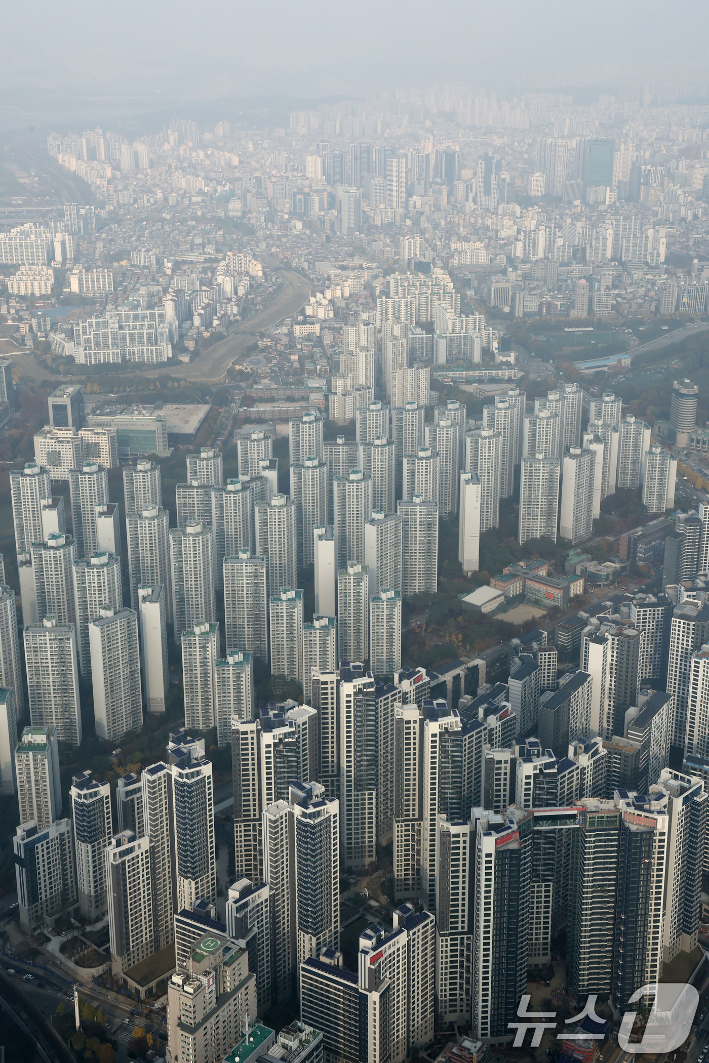 (서울=뉴스1) 이광호 기자 = 10·15 부동산 대책 시행 이후 서울 아파트 평균 매매 가격 상승세가 2주 연속 둔화한 것으로 나타났다.6일 한국부동산원이 발표한 11월 1주(1 …