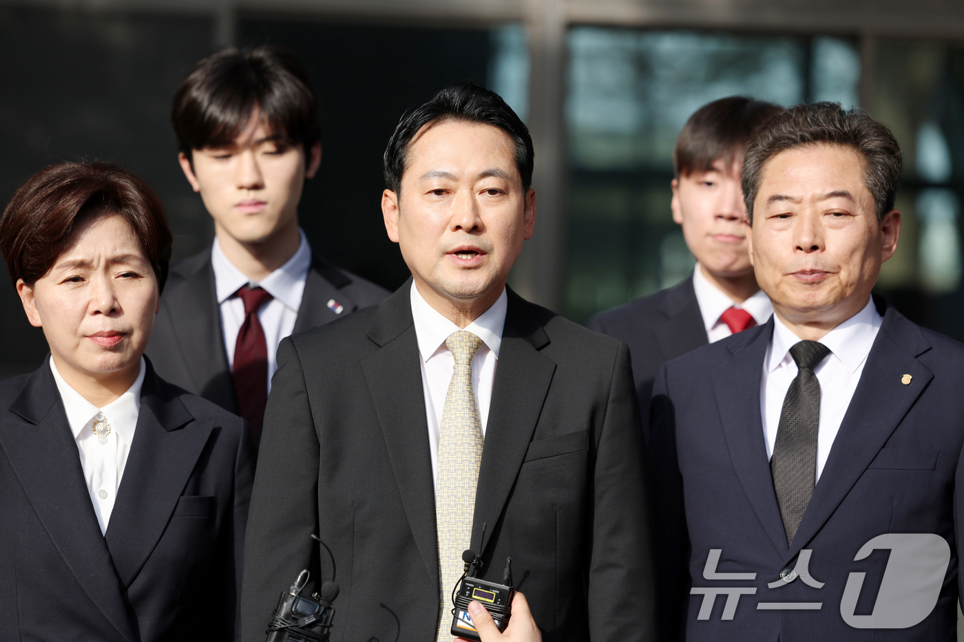 (광주=뉴스1) 이승현 기자 = 장동혁 국민의힘 대표가 6일 오후 광주 북구 임동 더현대 광주 부지를 방문해 발언하고 있다. 2025.11.6/뉴스1