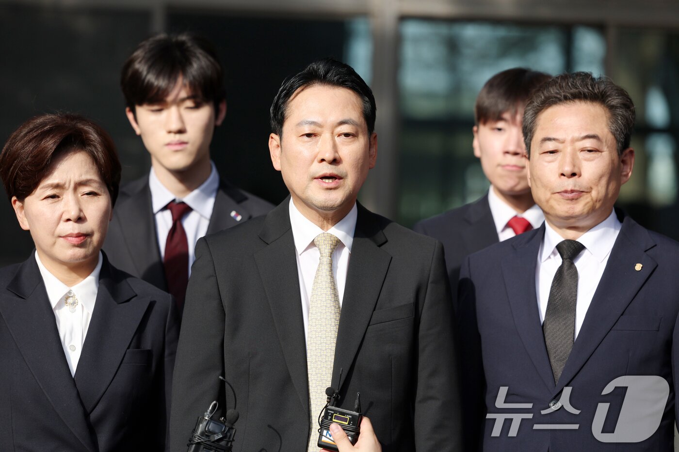 본문 이미지 - 장동혁 국민의힘 대표가 6일 오후 광주 북구 임동 더현대 광주 부지를 방문해 발언하고 있다. 2025.11.6/뉴스1 ⓒ News1 이승현 기자