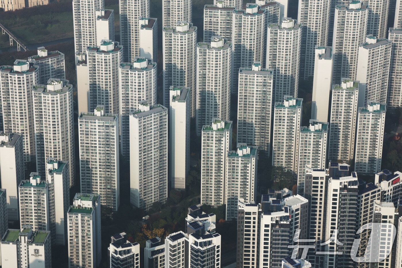 본문 이미지 -  서울 송파구 롯데월드타워에서 바라본 서울 도심 아파트 단지. 2025.11.6/뉴스1 ⓒ News1 이광호 기자