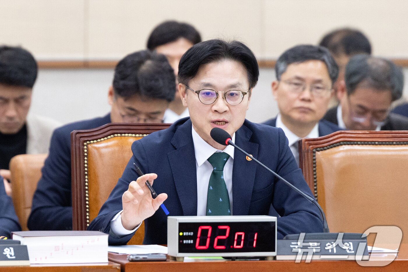 본문 이미지 - 김정관 산업톨상부 장관이 6일 서울 여의도 국회에서 열린 법제사법위원회 제429회국회&#40;정기회&#41; 제12차 전체회의에 출석해 의원 질의에 답변하고 있다. 2025.11.6/뉴스1 ⓒ News1 이승배 기자