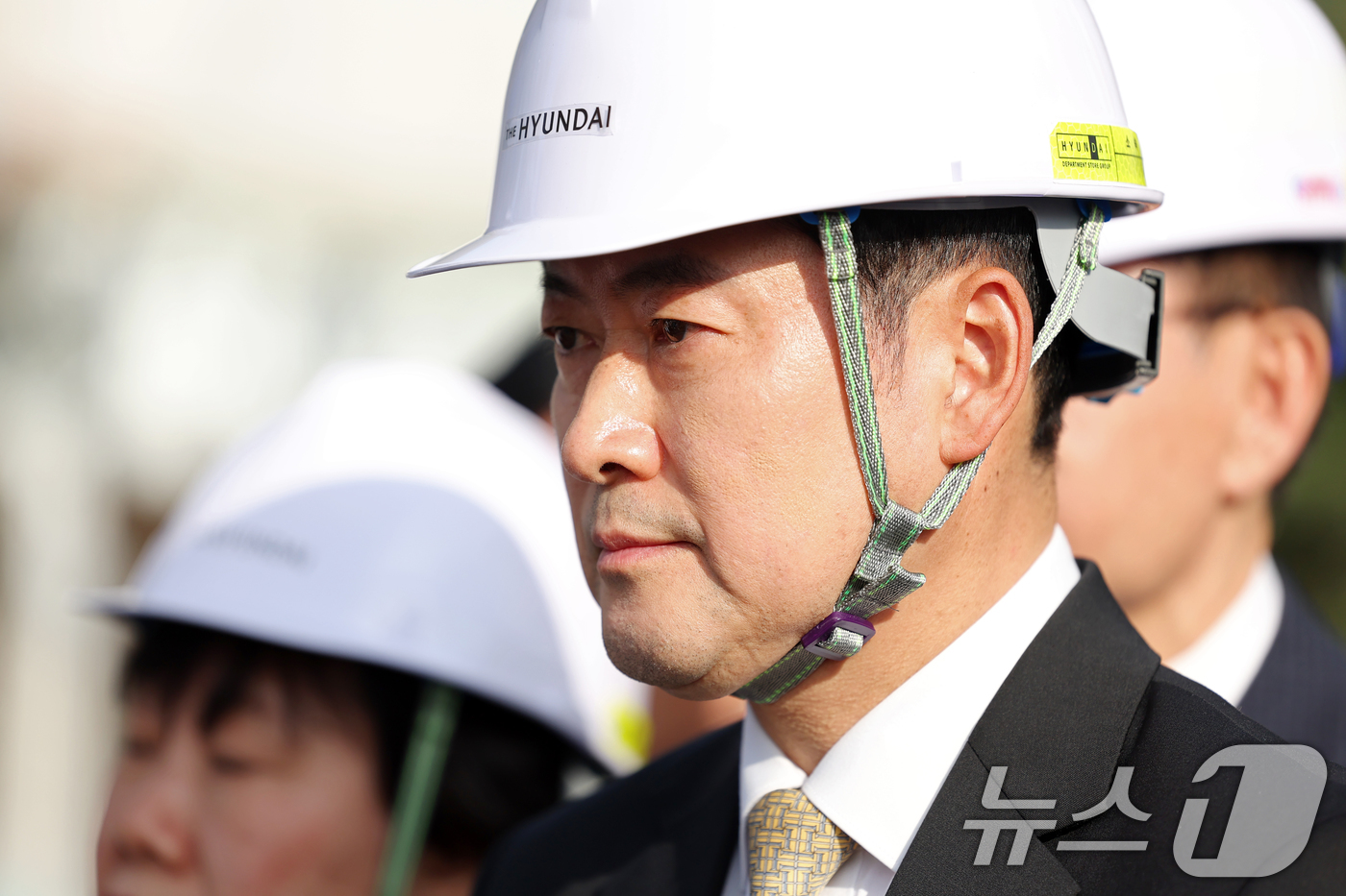 (광주=뉴스1) 이승현 기자 = 장동혁 국민의힘 대표가 6일 오후 광주 북구 임동 더현대 광주 부지에서 현대 관계자의 설명을 듣고 있다.