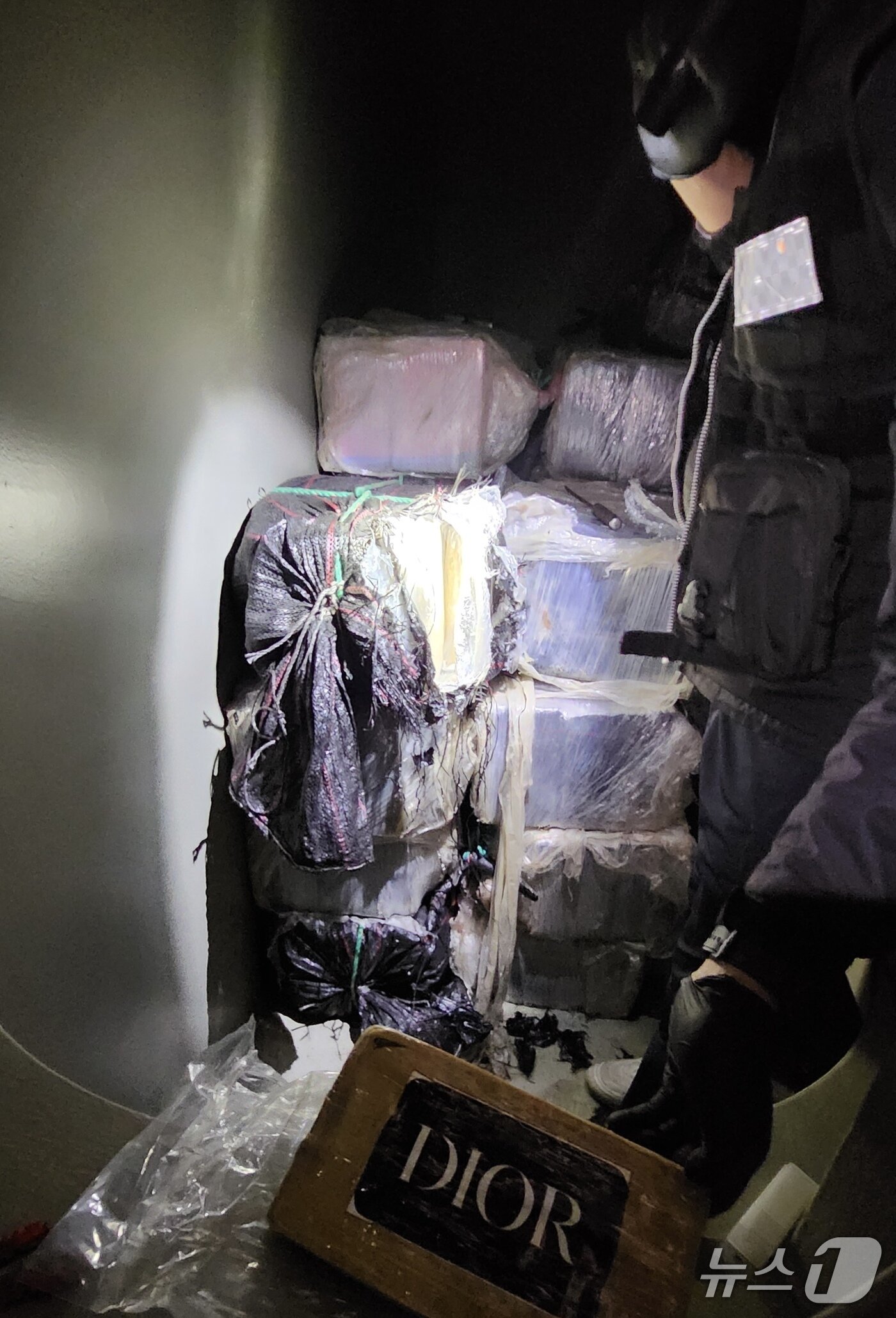 본문 이미지 - 지난 4월 2일 강원 강릉 옥계항에 입항한 벌크선에서 발견된 다량의 코카인 의심물질.&#40;동해해경청 제공, 재판매 및 DB 금지&#41;