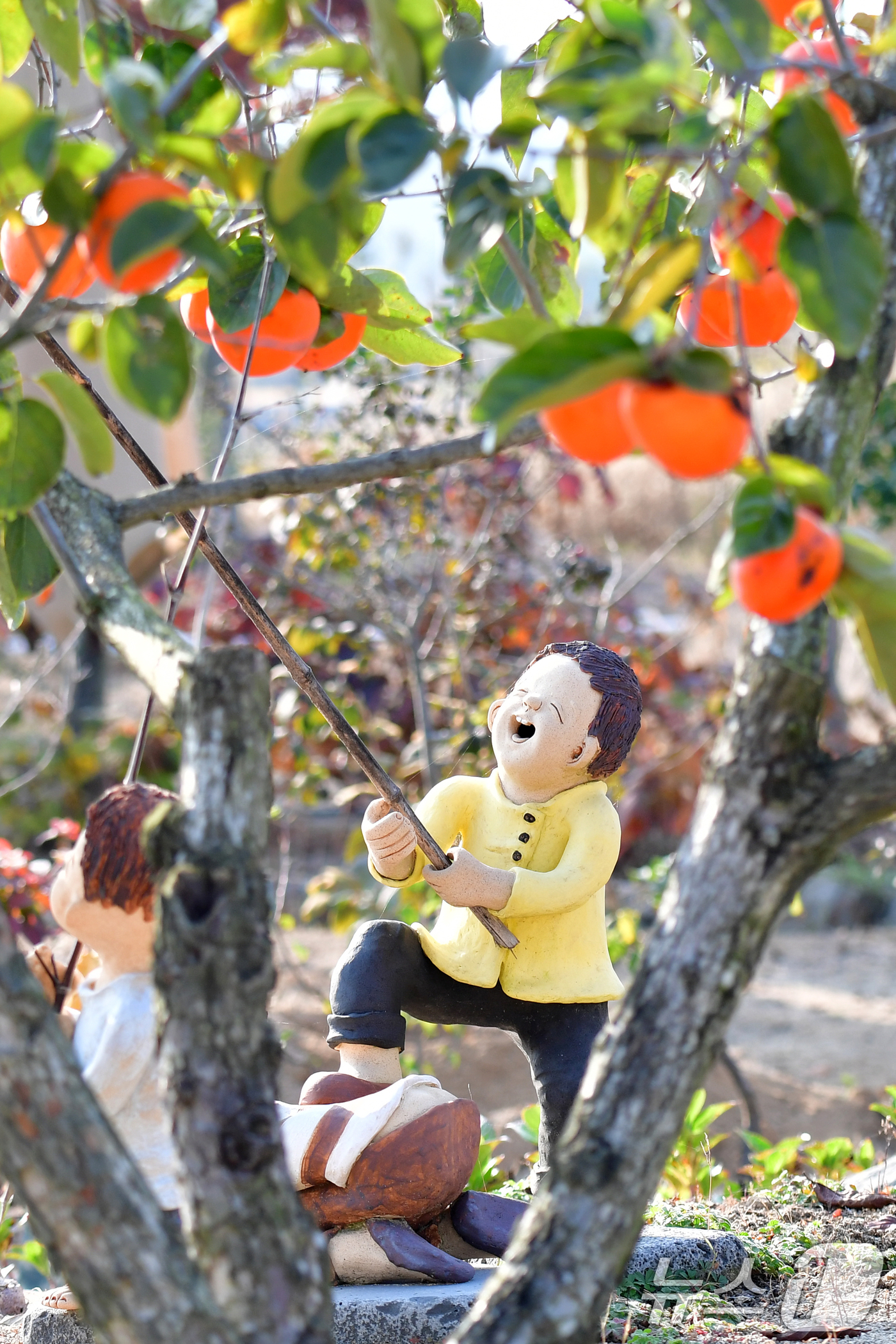 (포항=뉴스1) 최창호 기자 = 6일 오후 경북 포항시 북구 흥해읍 망천리 미소토우 겔러리 마당에 전시를 위한 인형들이 설치돼 있다.미소토우 겔러리에서는 오는 7일부터 9일까지 2 …