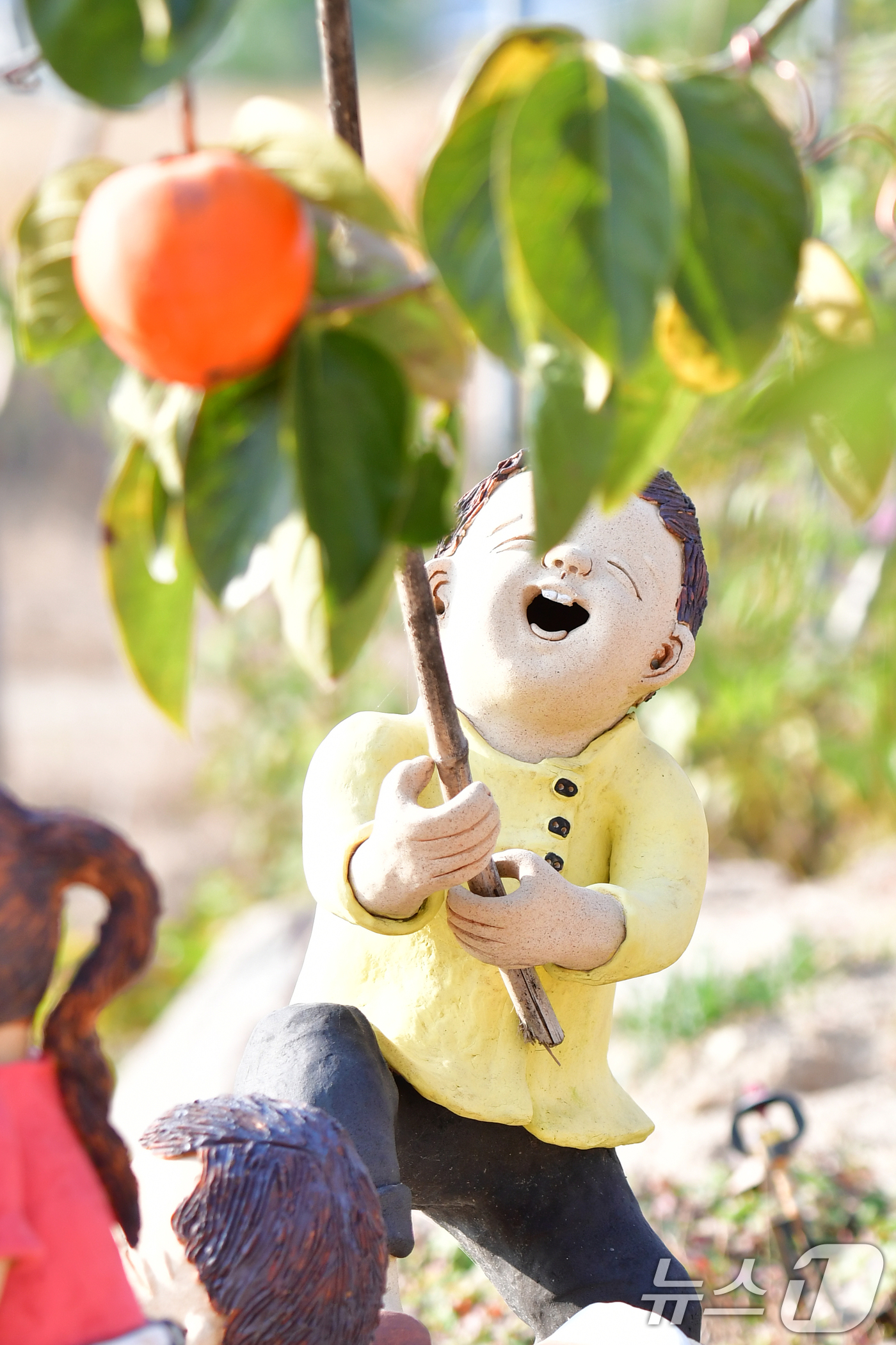 (포항=뉴스1) 최창호 기자 = 6일 오후 경북 포항시 북구 흥해읍 망천리 미소토우 겔러리 마당에 전시를 위한 인형들이 설치돼 있다.미소토우 겔러리에서는 오는 7일부터 9일까지 2 …