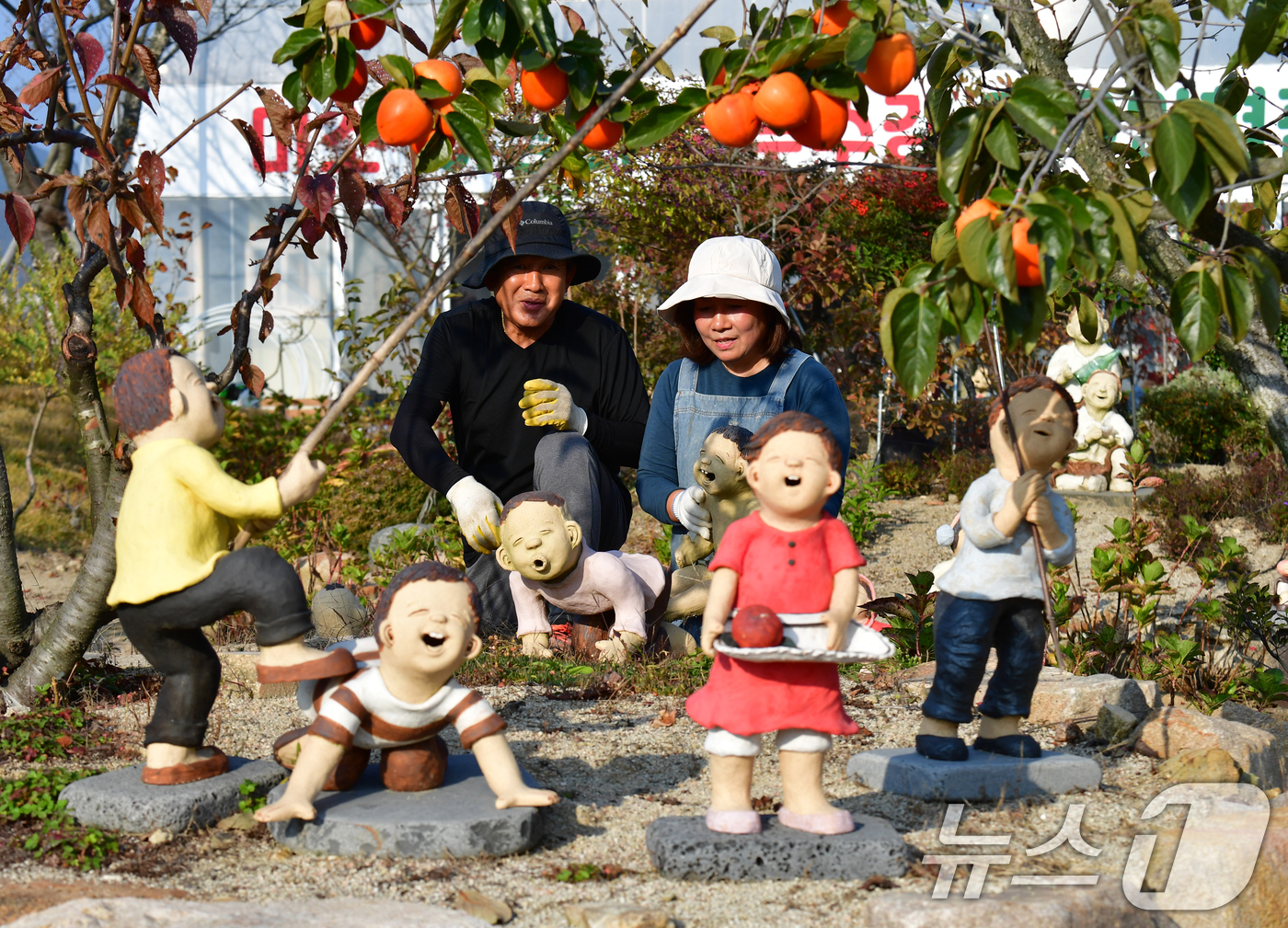 (포항=뉴스1) 최창호 기자 = 6일 오후 경북 포항시 북구 흥해읍 망천리 미소토우 겔러리 마당에서 정미소 작가 부부가 전시를 위한 토우 인형을 설치하고 있다.미소토우 겔러리에서는 …