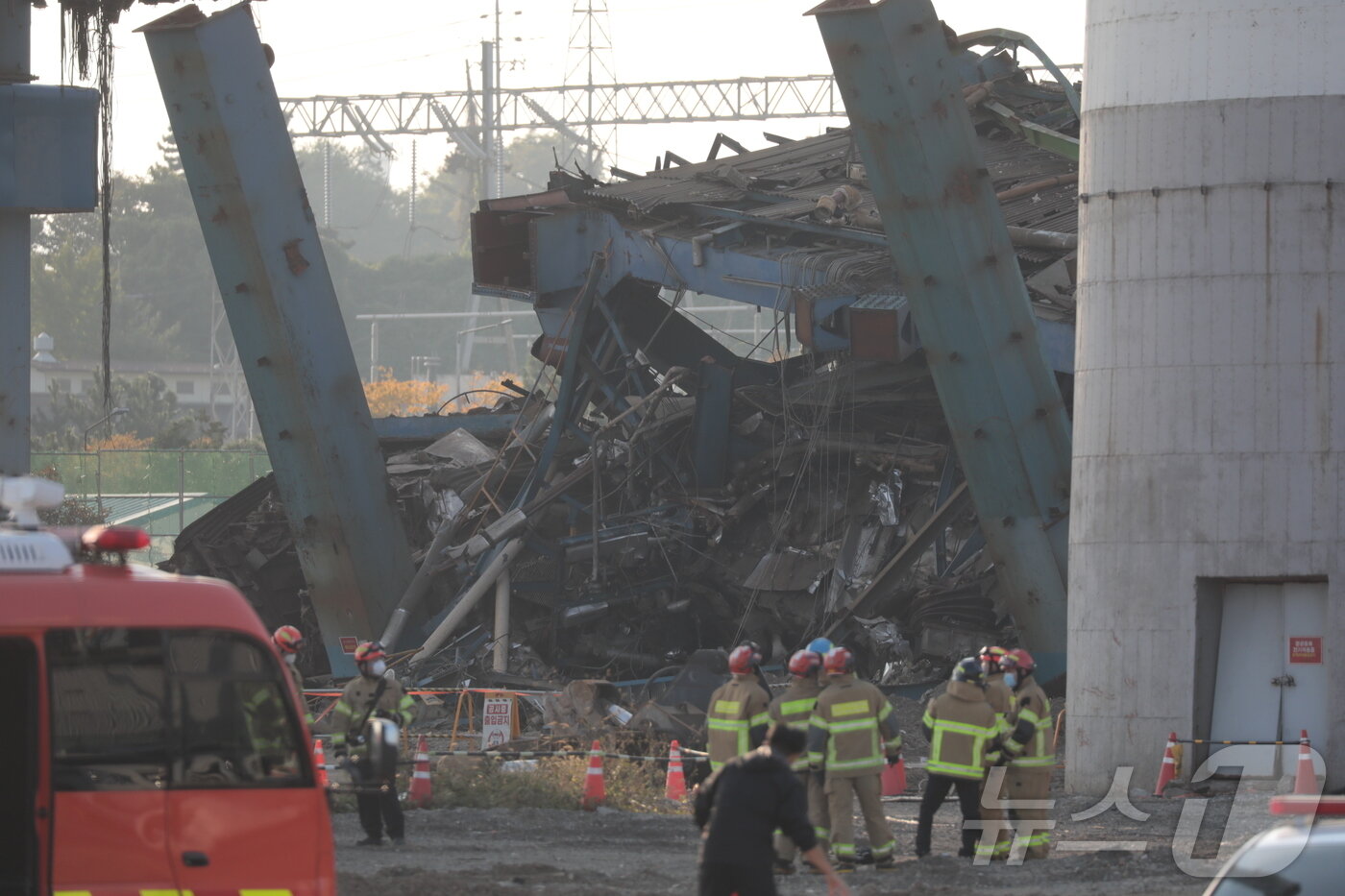 본문 이미지 - 6일 오후 울산 남구 용잠로 동서발전 울산화력발전소에서 붕괴 사고가 발생해 소방 당국이 구조 작업에 나서고 있다.  2025.11.6/뉴스1 ⓒ News1 김세은 기자