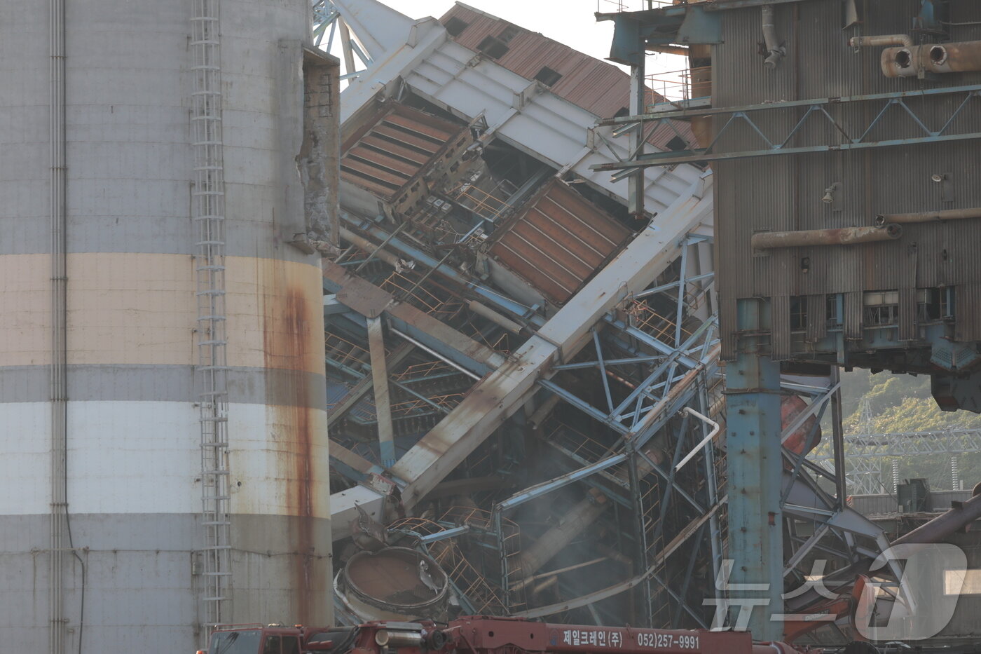 본문 이미지 - 6일 오후 울산 남구 용잠로 울산화력발전소 내 구조물이 붕괴돼 있다. 이 사고로 근로자 7명이 매몰된 것으로 추정된다 2025.11.6/뉴스1 ⓒ News1 김세은 기자