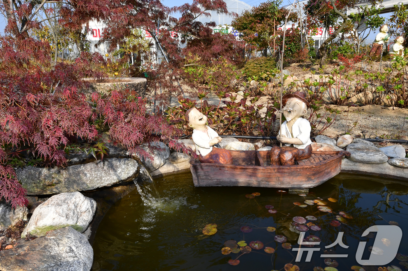 (포항=뉴스1) 최창호 기자 = 6일 오후 경북 포항시 북구 흥해읍 망천리 미소토우 겔러리 마당에 전시를 위한 인형들이 설치돼 있다.미소토우 겔러리에서는 오는 7일부터 9일까지 2 …