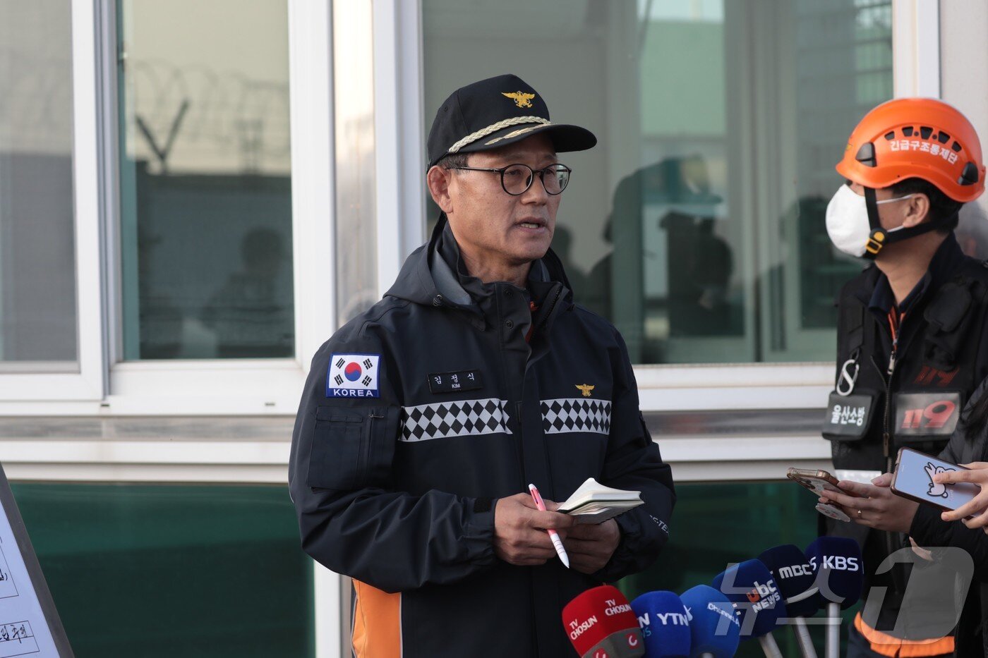 본문 이미지 - 6일 오후 울산 남구 용잠로 동서발전 울산화력발전소에서 붕괴 사고와 관련해 김정식 울산 남부소방서 예방안전과장이 브리핑을 하고 있다.  2025.11.6/뉴스1 ⓒ News1 김세은 기자