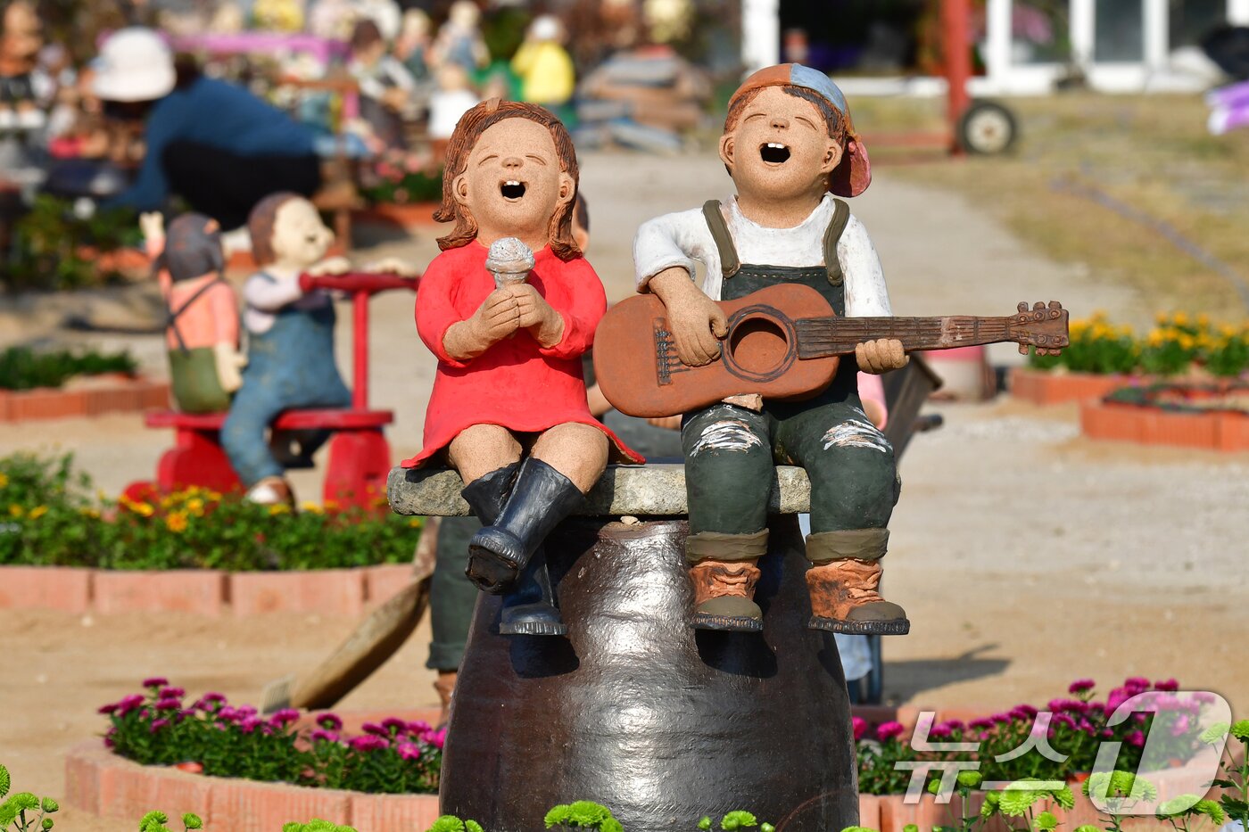 본문 이미지 - 6일 오후 경북 포항시 북구 흥해읍 망천리에 있는 미소토우 갤러리 마당에서 전시회를 앞둔 토우 인형들이 설치되고 있다. 2025.11.6ⓒ News1 최창호 기자