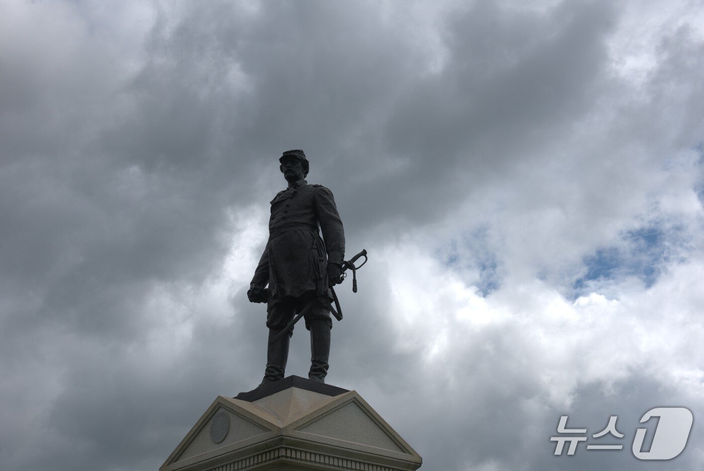 본문 이미지 - 미국 게티즈버그 국립군사공원에 있는 북군 기병사단장 존 뷰퍼드 장군 동상. (필자 제공)
