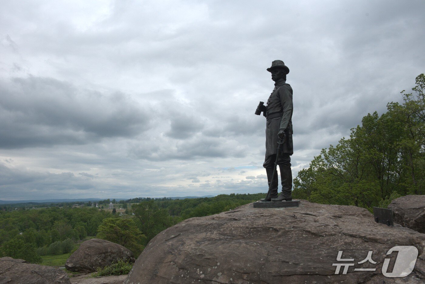 본문 이미지 - 미국 게티즈버그 국립군사공원에 있는 북군 공병참모 워런 장군 동상. (필자 제공)