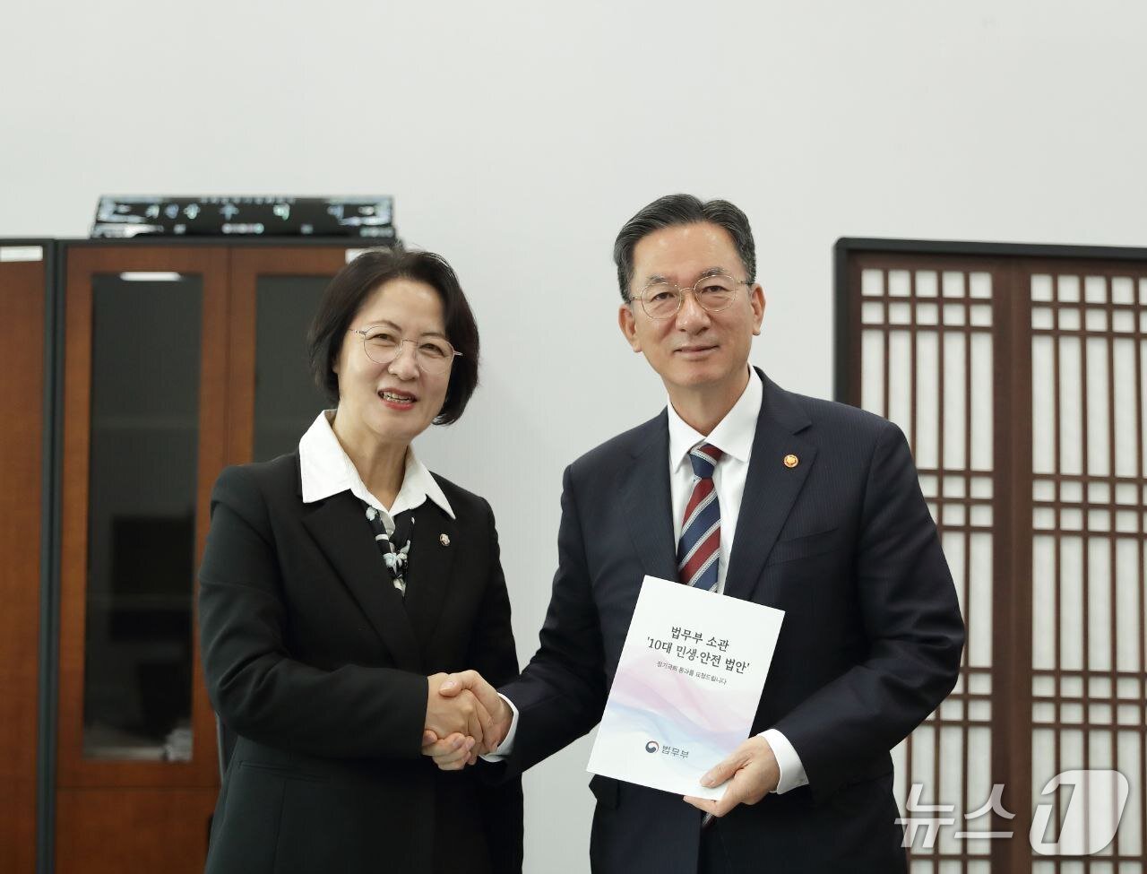 본문 이미지 - 추미애 국회 법사위원장을 예방한 정성호 법무부 장관.&#40;법무부 제공&#41;