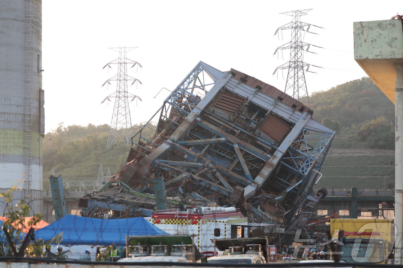 본문 이미지 - 6일 오후 울산 남구 용잠로 동서발전 울산화력발전소에서 보일러 타워 붕괴 사고가 발생해 소방 당국이 구조 작업을 하고 있다. 2025.11.6/뉴스1 ⓒ News1 김세은 기자