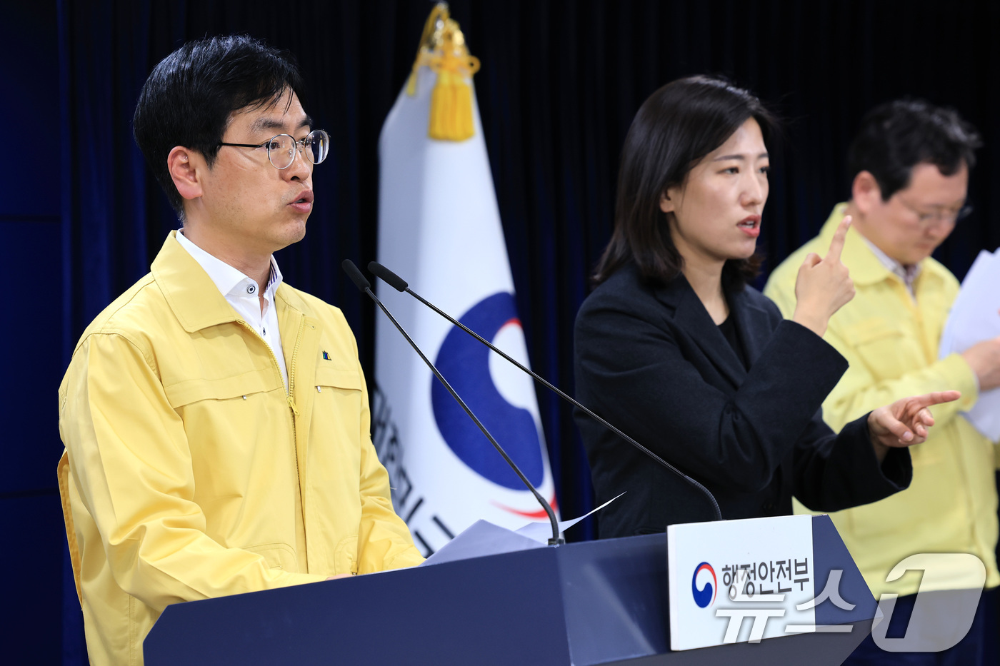 (서울=뉴스1) 임세영 기자 = 김민재 행정안전부 차관이 6일 서울 종로구 정부서울청사에서 국가정보자원관리원 행정정보시스템 화재 관련 중대본 브리핑을 하고 있다. 2025.11.6 …