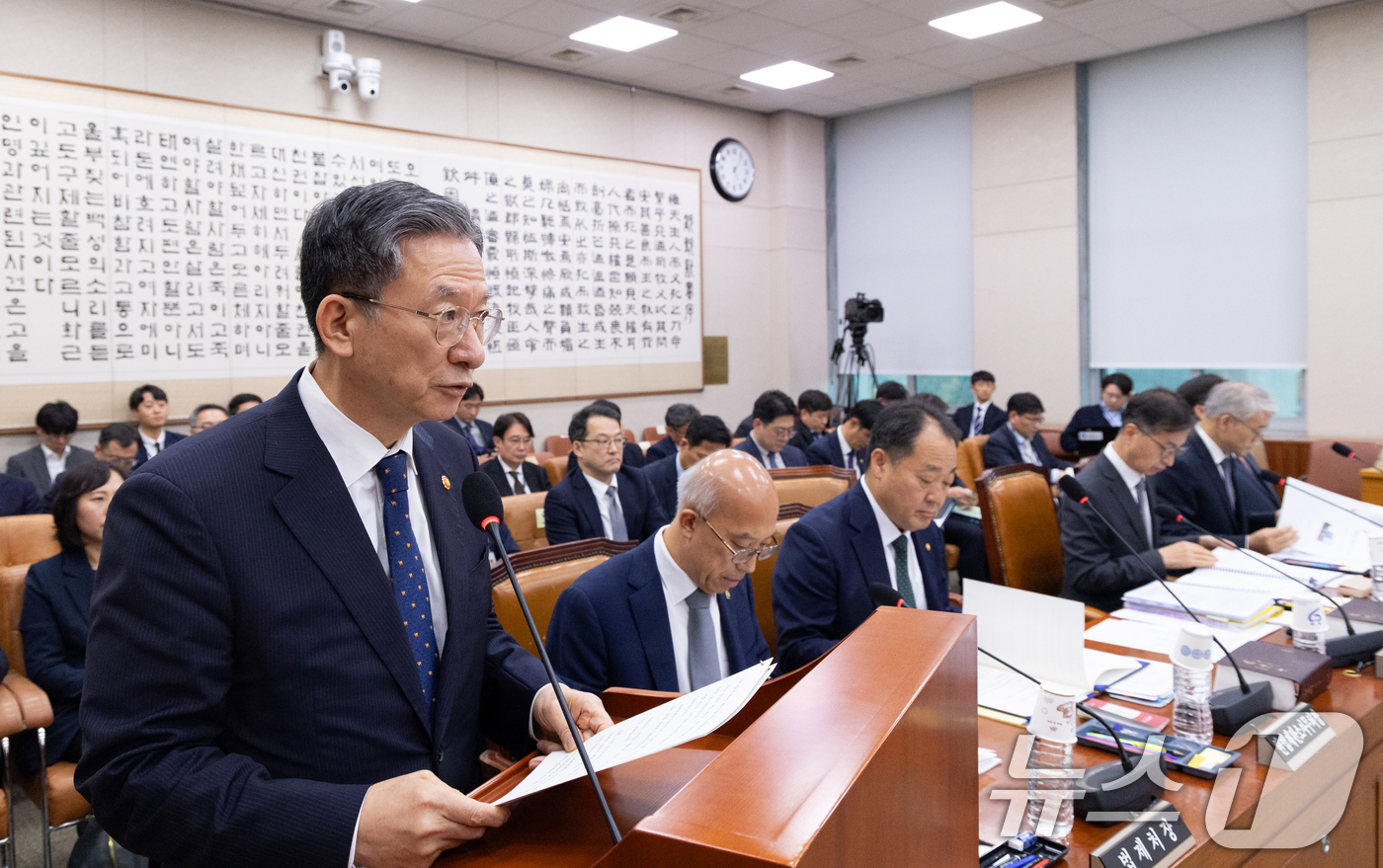 (서울=뉴스1) 이승배 기자 = 정성호 법무부 장관이 6일 서울 여의도 국회에서 열린 법제사법위원회 제429회국회(정기회) 제12차 전체회의에 출석해 2024년도 예산안 관련 제안 …