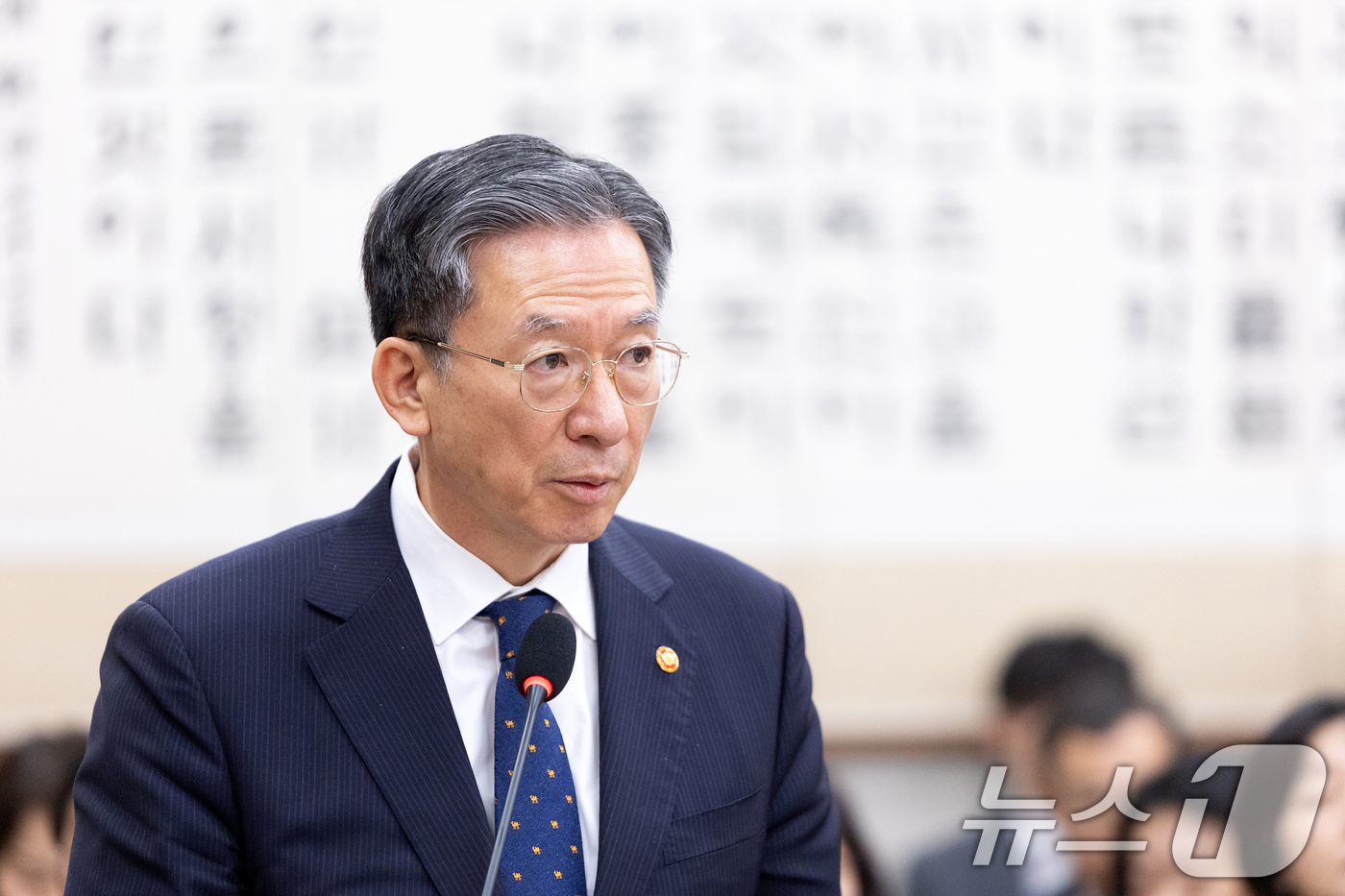 (서울=뉴스1) 이승배 기자 = 정성호 법무부 장관이 6일 서울 여의도 국회에서 열린 법제사법위원회 제429회국회(정기회) 제12차 전체회의에 출석해 2024년도 예산안 관련 제안 …