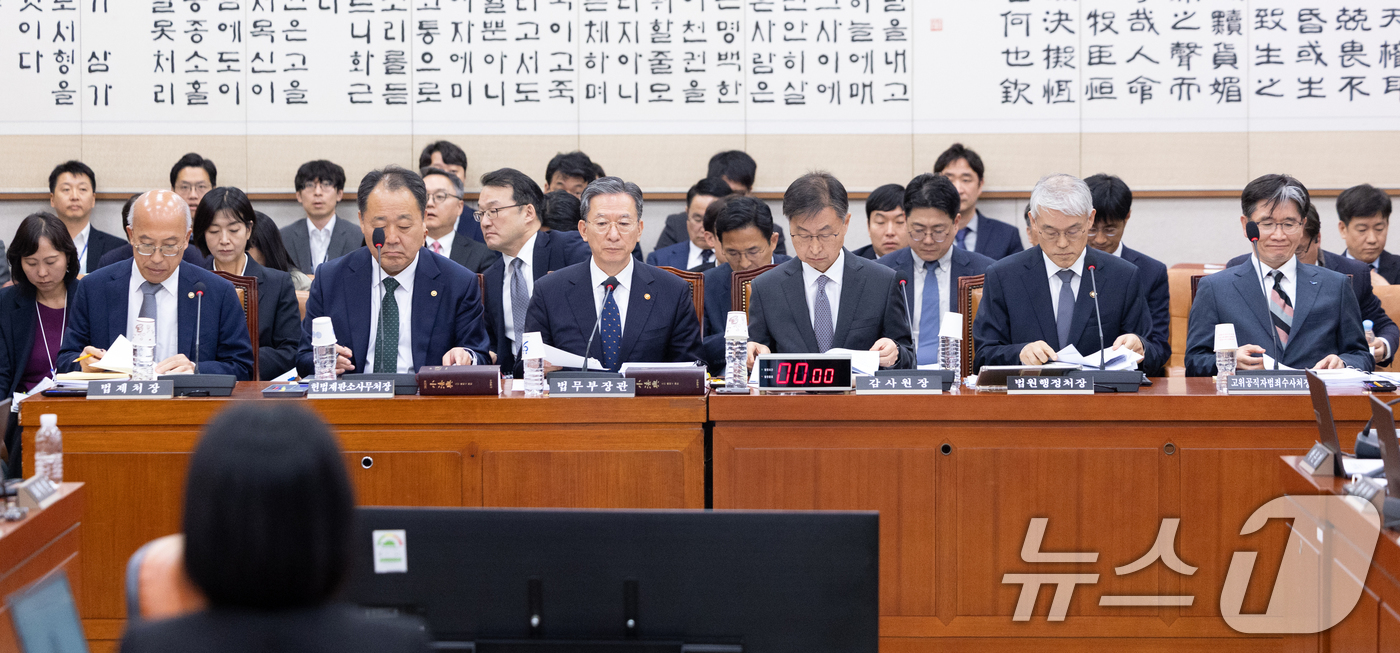 (서울=뉴스1) 이승배 기자 = 정성호 법무부 장관이 6일 서울 여의도 국회에서 열린 법제사법위원회 제429회국회(정기회) 제12차 전체회의에 출석해 있다. 2025.11.6/뉴스 …