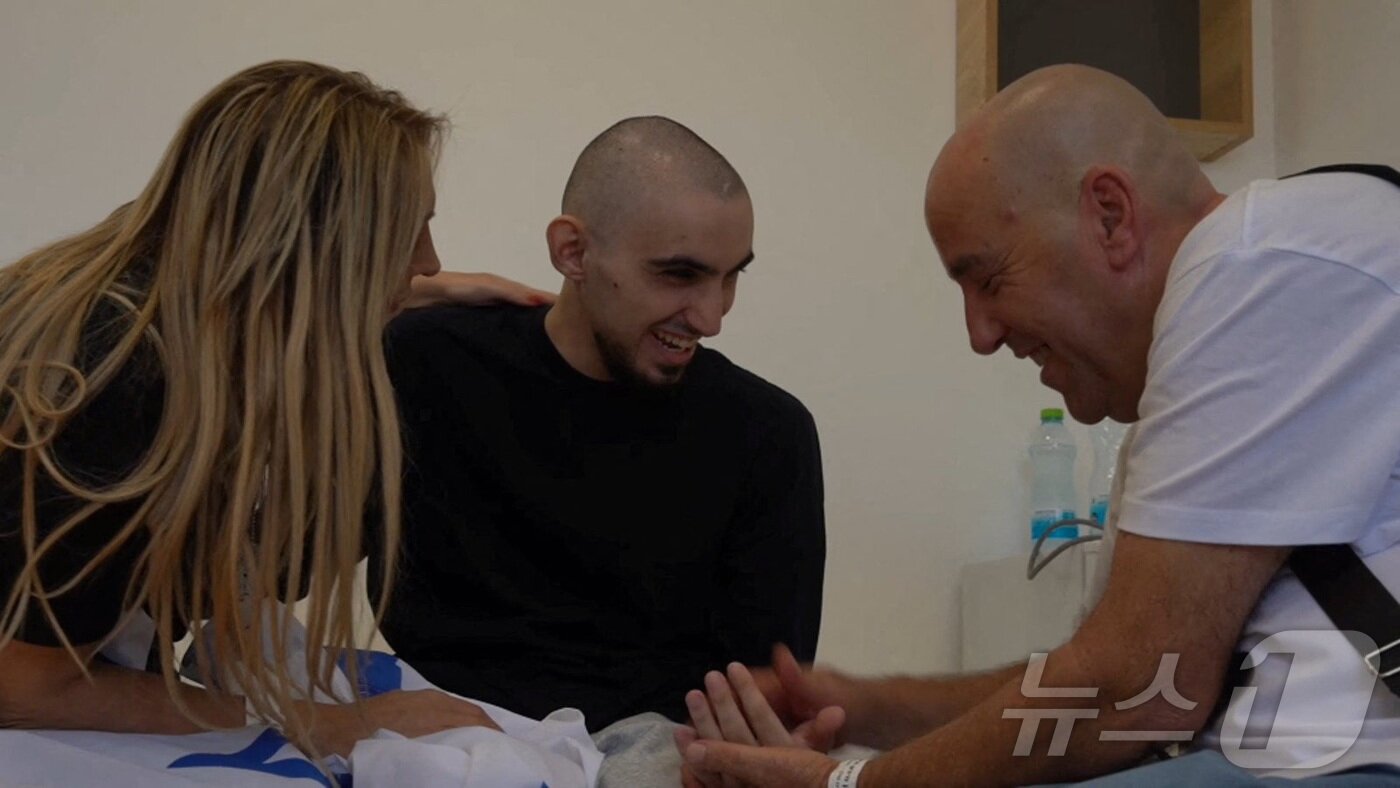 본문 이미지 - 가자지구에 억류됐던 롬 브라스라브스키의 석방 직후 모습 ⓒ 로이터=뉴스1