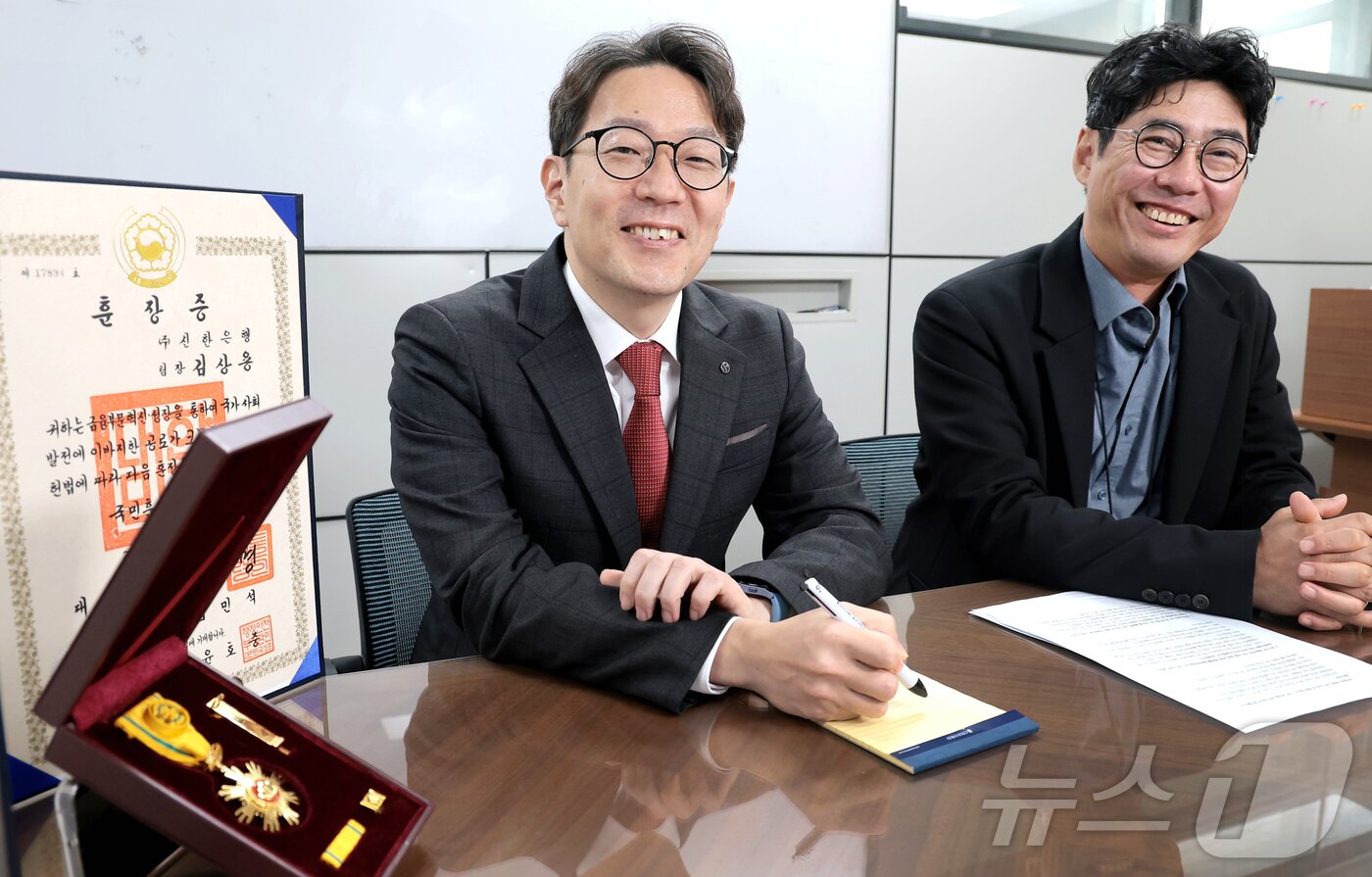 본문 이미지 - 김상용 신한은행 고객상담센터 팀장과 한상경 신한은행 고객상담센터장&#40;오른쪽&#41;이 6일 서울 강남구 신한은행 강남별관에서 뉴스1과 인터뷰를 하고 있다. 2025.11.6/뉴스1 ⓒ News1 권현진 기자