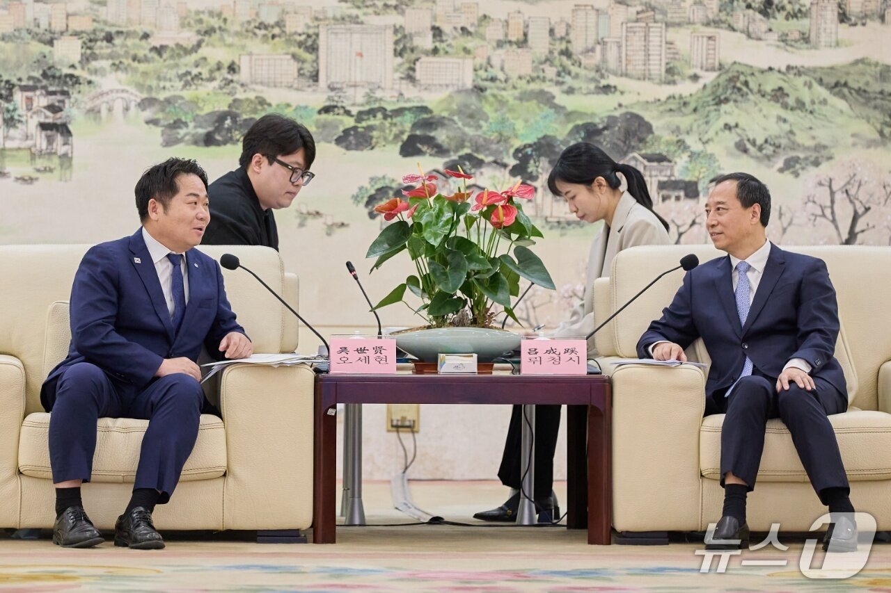 본문 이미지 - 환담 나누는 오세현 아산시장과 뤼청시 동관시장&#40;사진 왼쪽부터.아산시청 제공. 재판매 및 DB금지&#41;