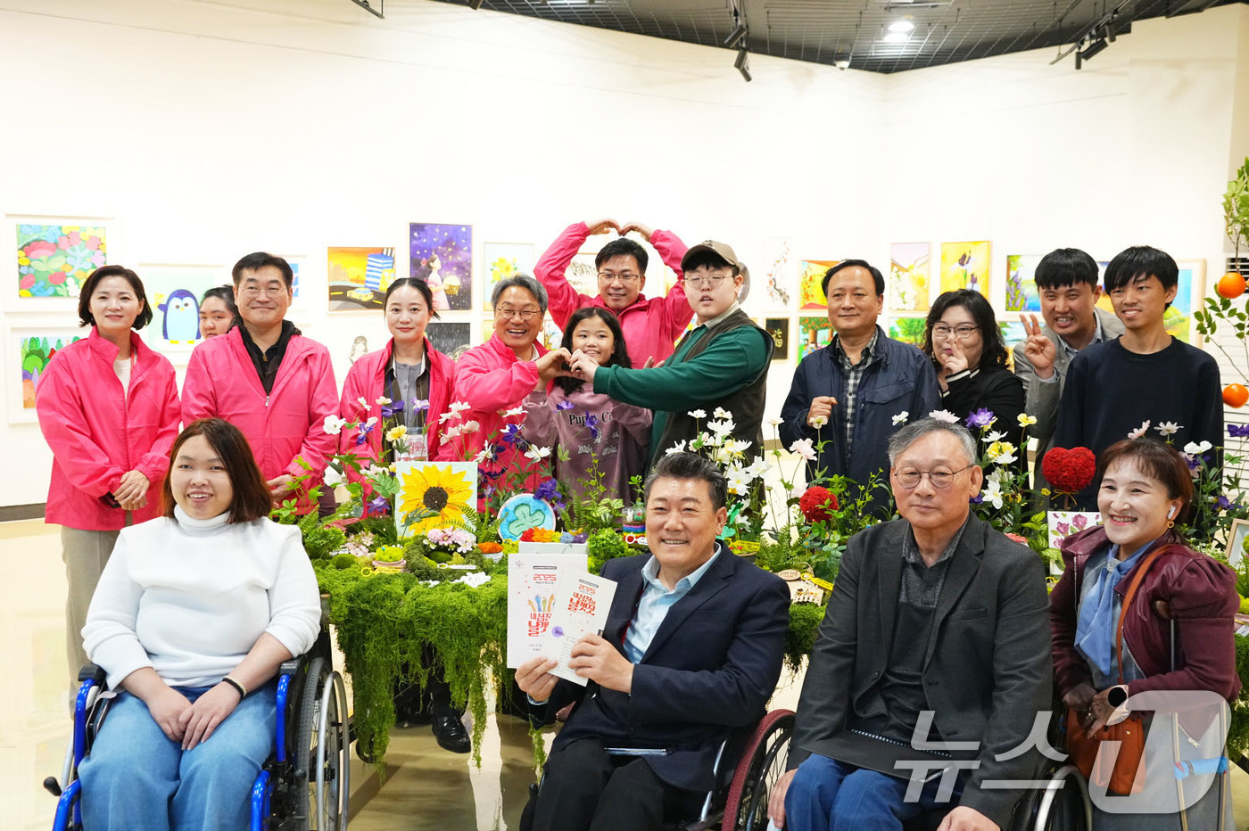 (광주=뉴스1) 박준배 기자 = 강기정 광주시장이 6일 오후 남구 빛고을시민문화관에서 열린 '2025 예술날개 페스티벌 개막식'에 참석해 전시작품을 둘러본 뒤 예술인 등과 기념촬영 …